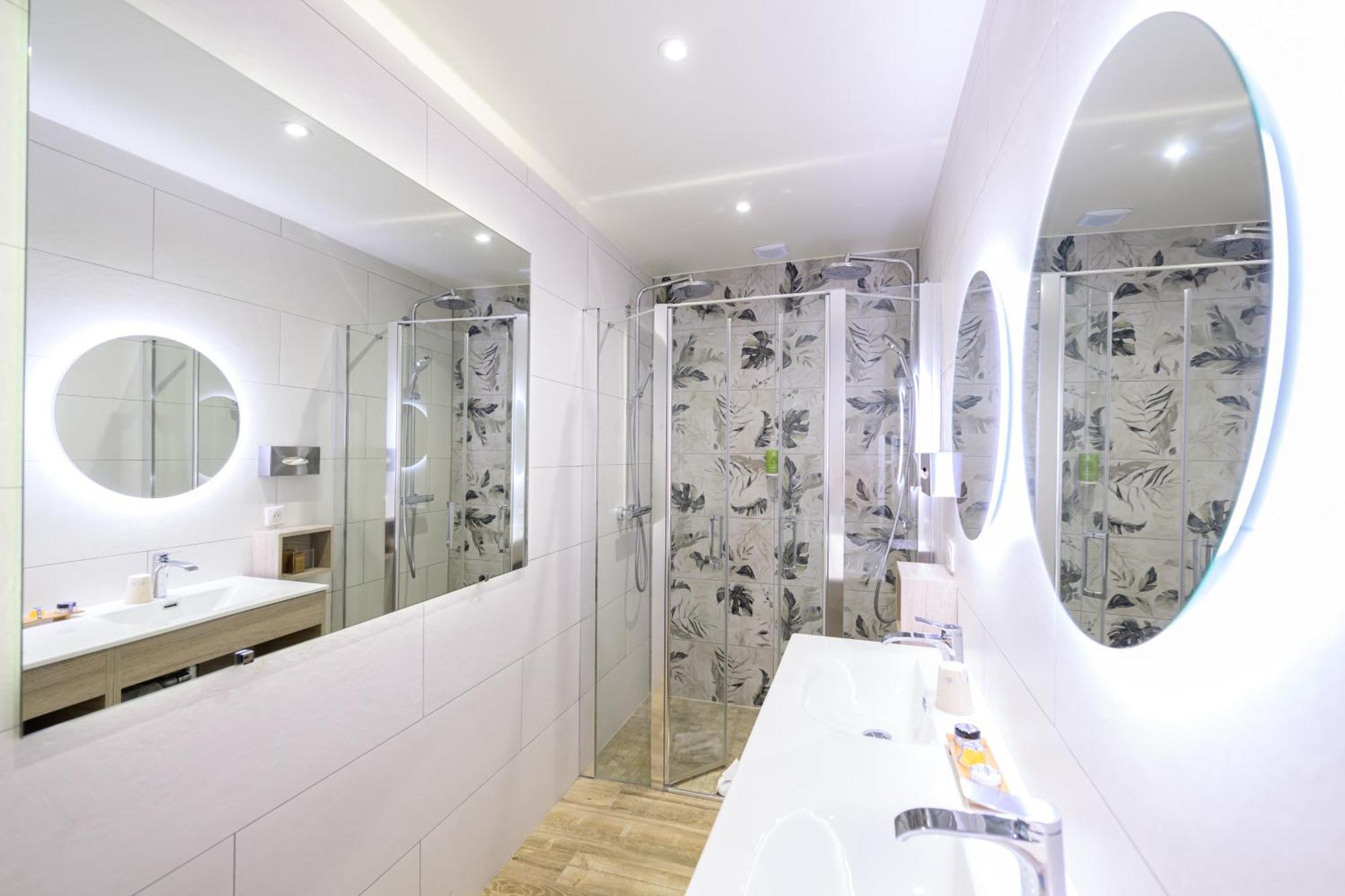 Charm Room Shower or Balneo Bath