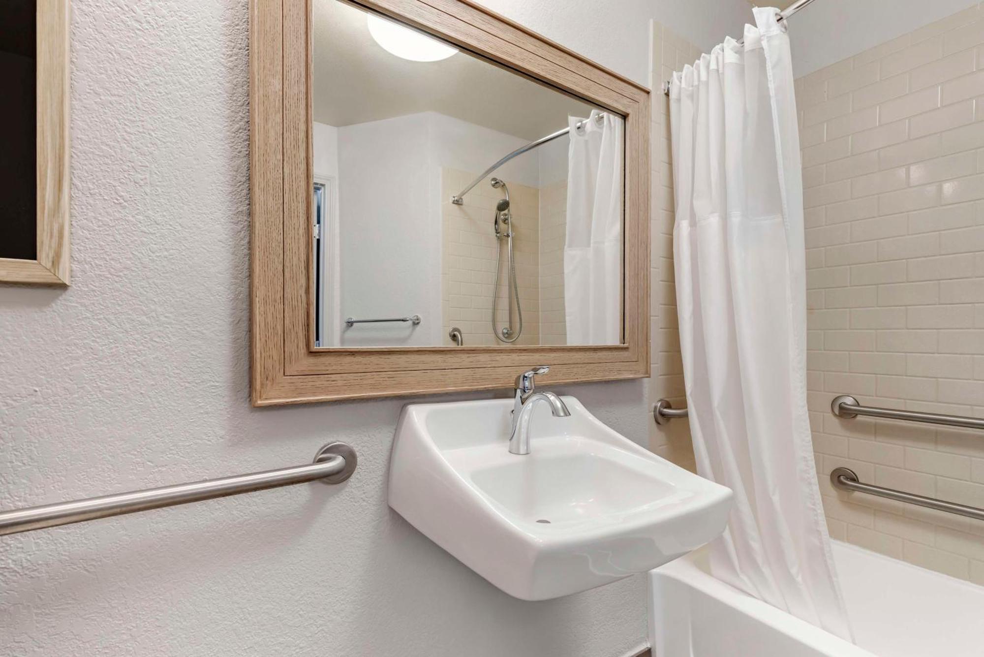 One Bedroom Suite - Two Queens - Mobility Accessible - Tub