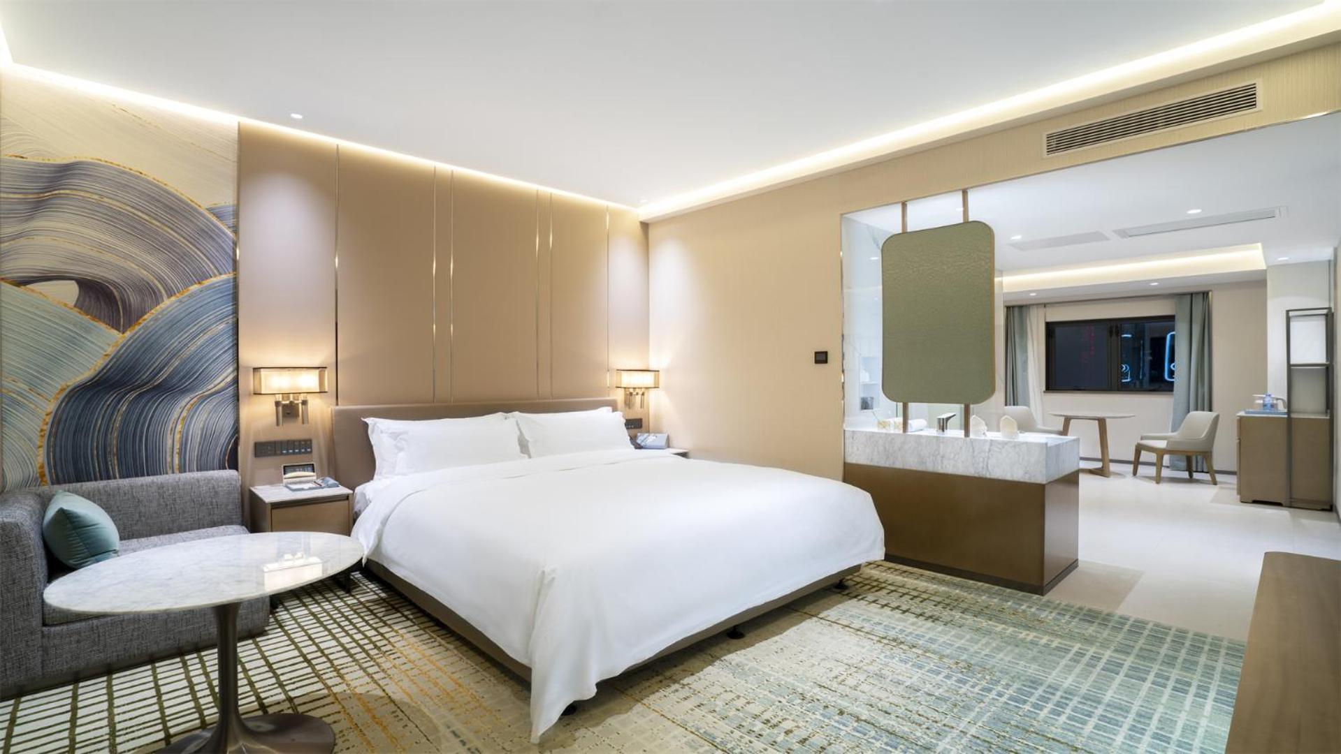 Vichan Queen Bed Boom