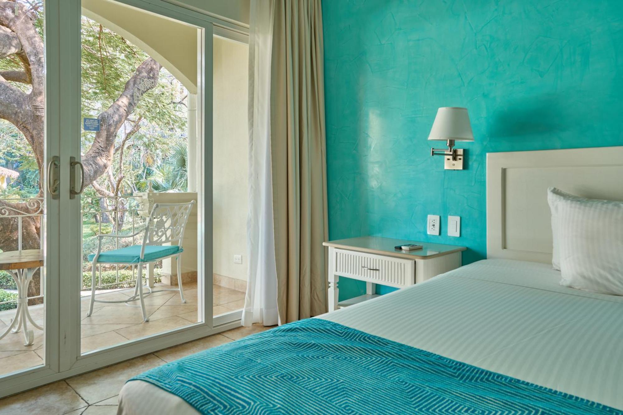 Familienzimmer mit Kingsize-Bett und Poolblick