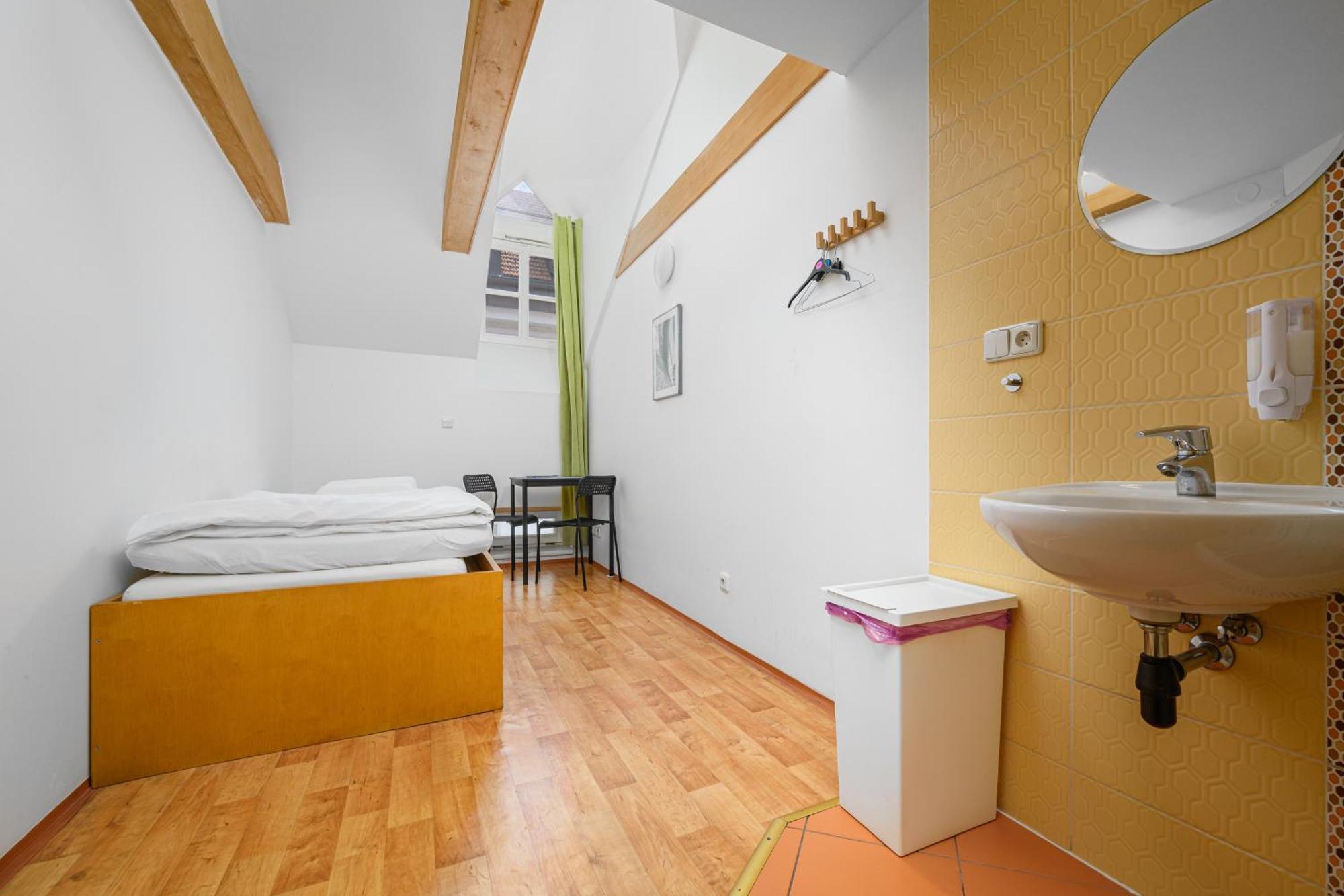 Einzelzimmer mit Dusche und externem Gemeinschafts-WC