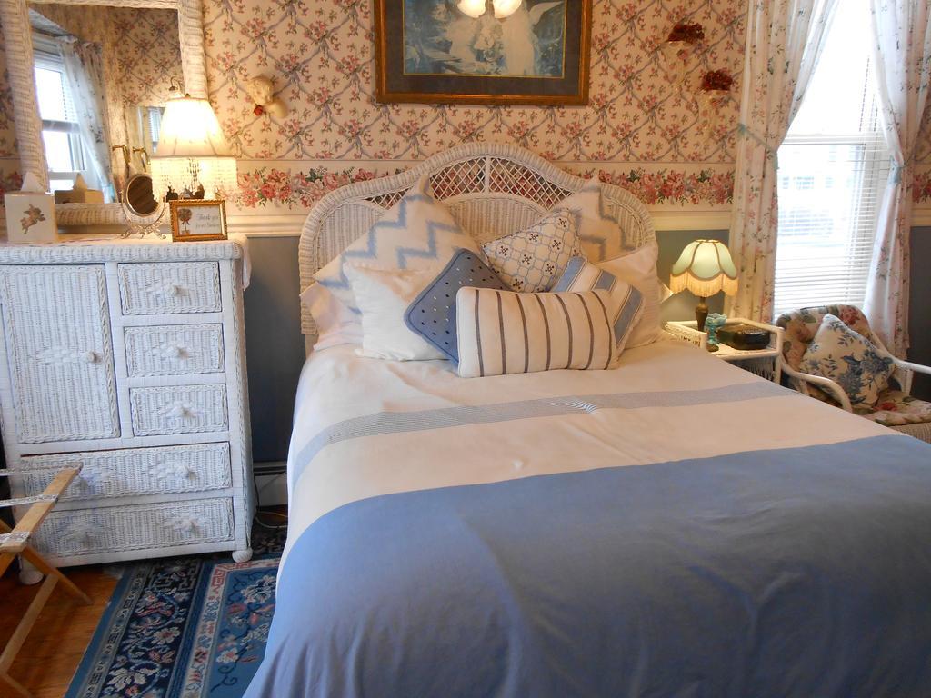Petite Chambre Lit Queen-Size