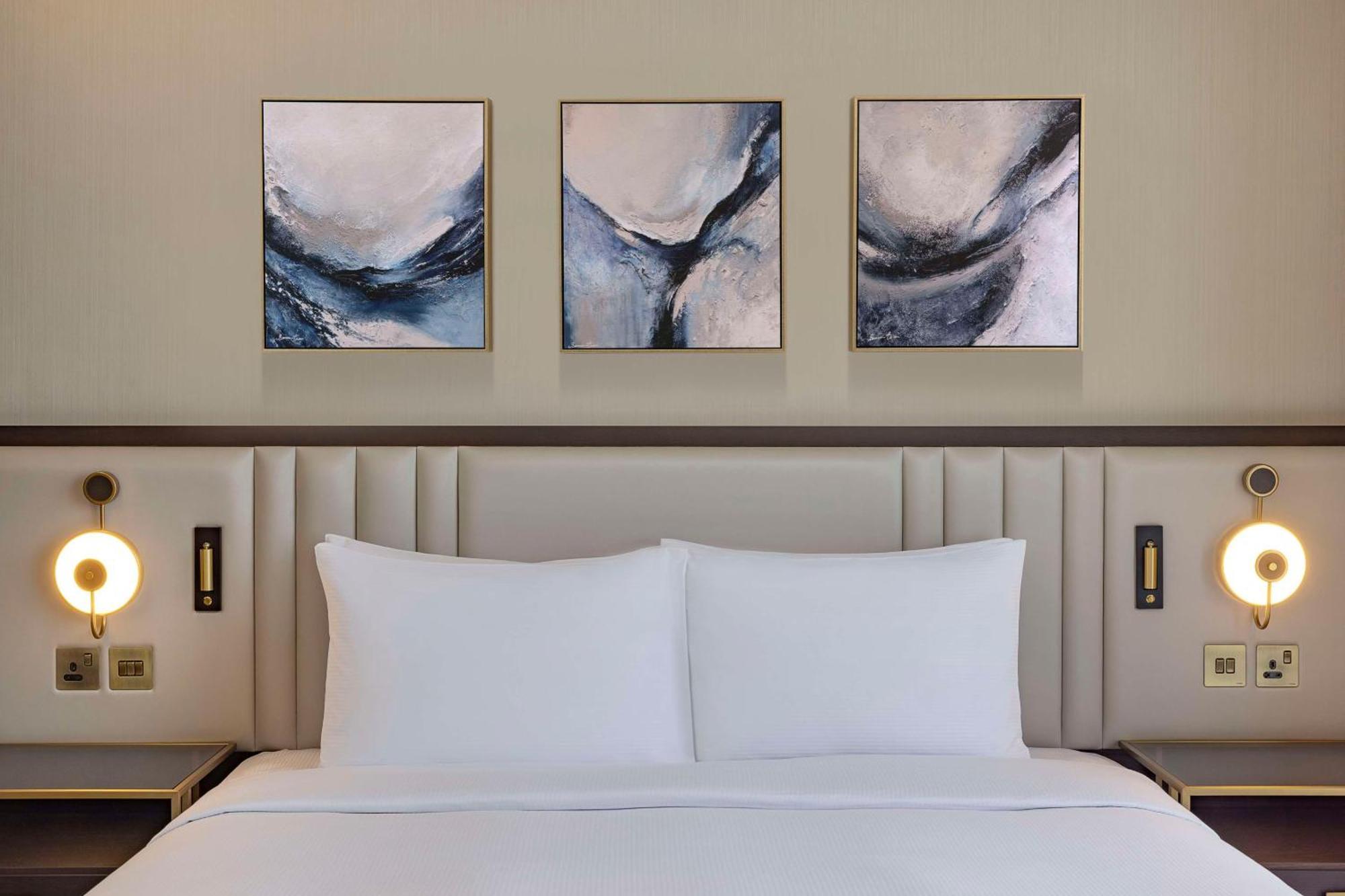 Corner One-Bedroom King Suite with Balcony - Sea View