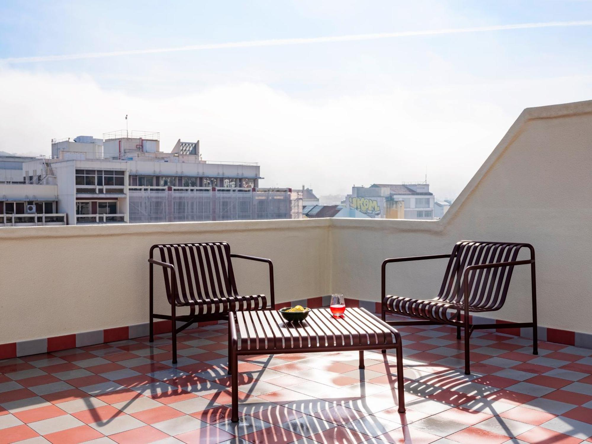 Apartamento de 1 dormitorio con terraza y sofá cama