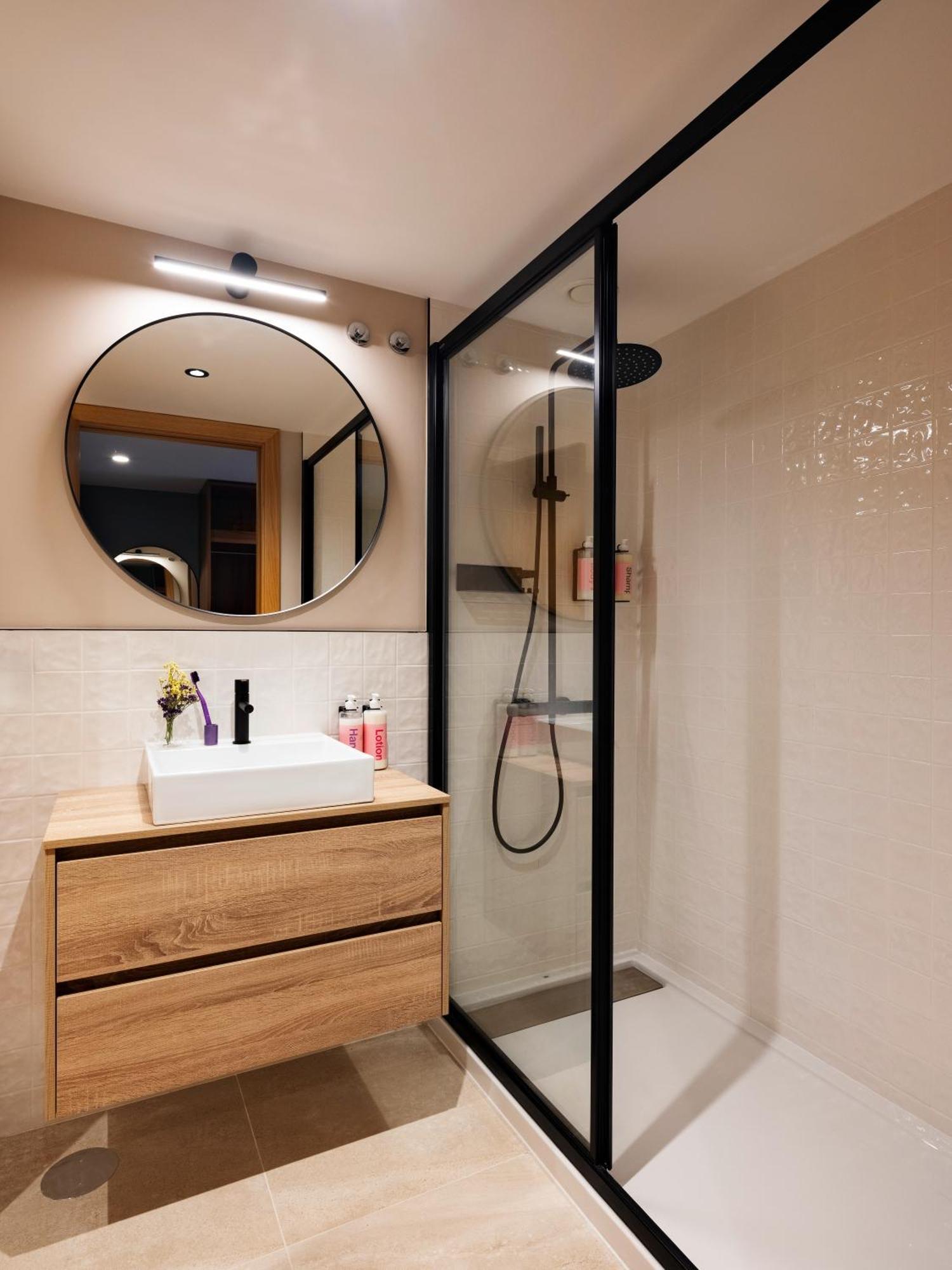 Estudio extragrande con zona de cocina y sofá cama