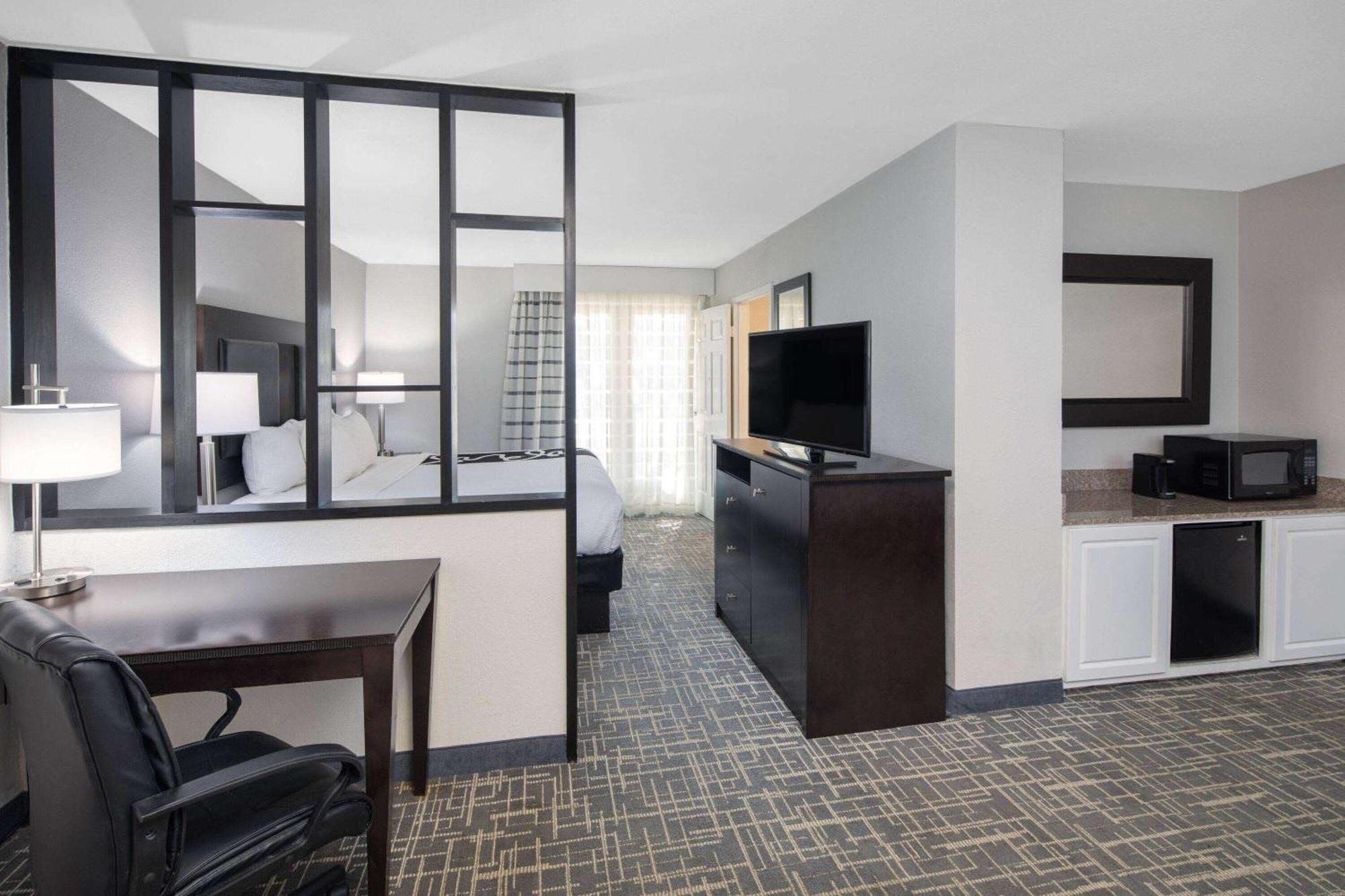One-Bedroom King Suite - Non-Smoking