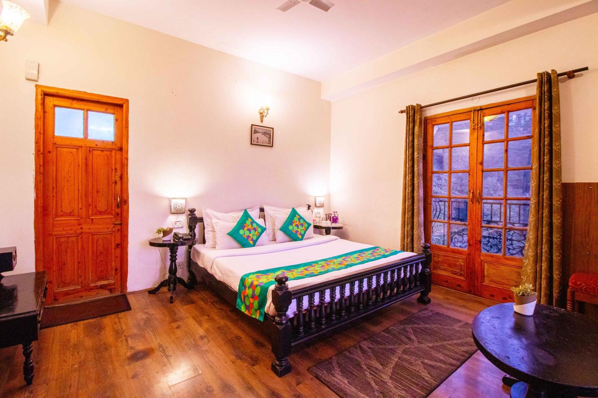 Deluxe Room with Balcony & Mountain View