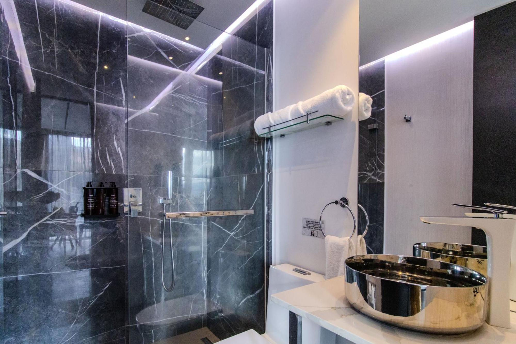 Two-Bedroom Deluxe Apartment with Balcony