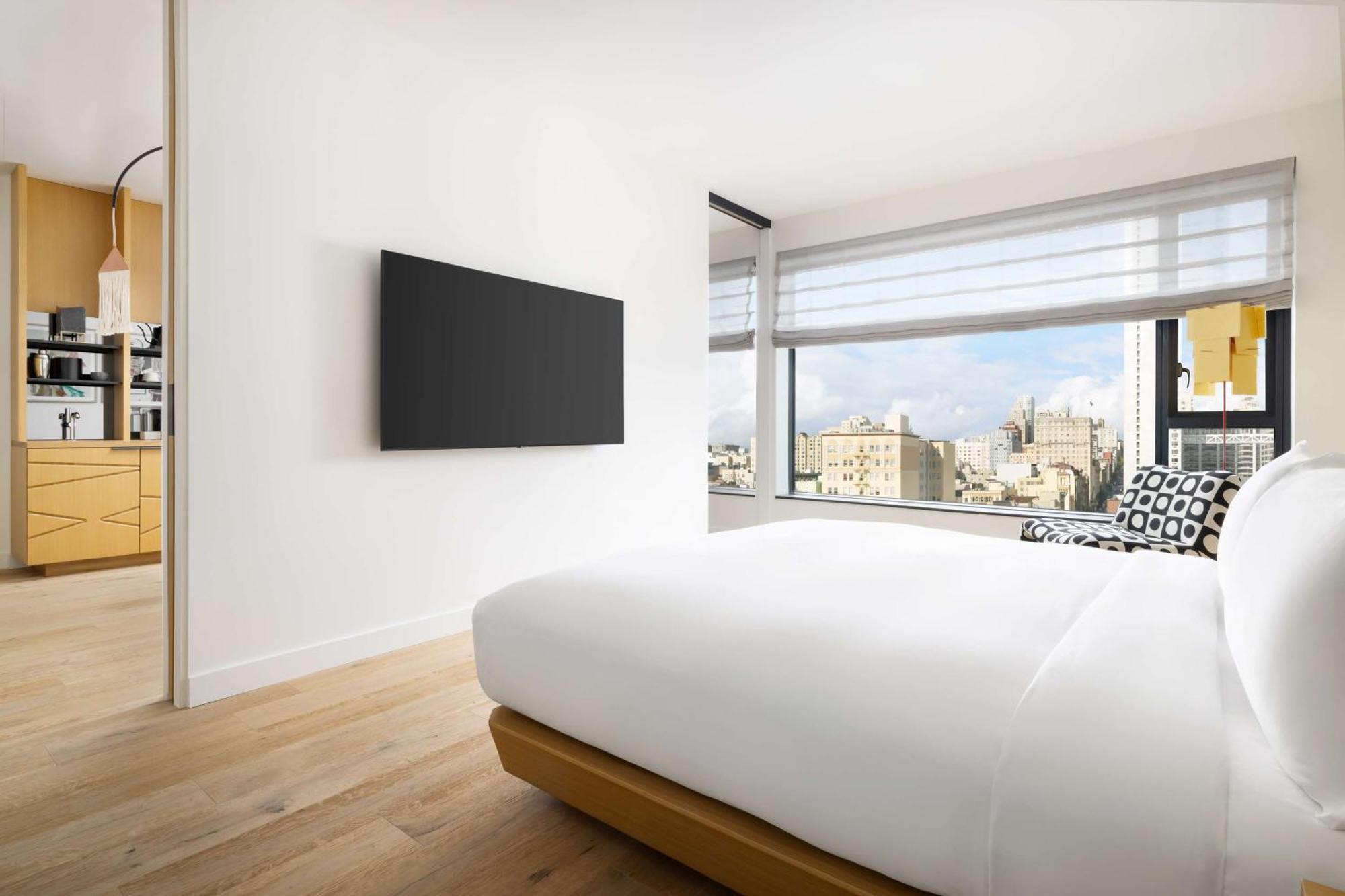 One-Bedroom Skyline King Suite