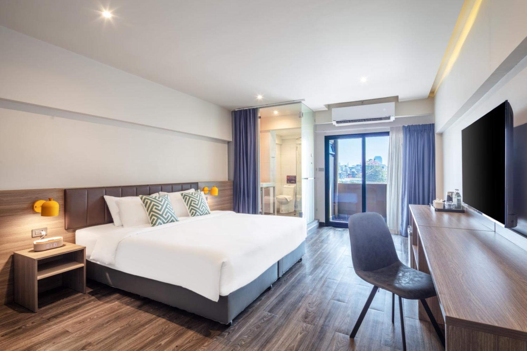Deluxe King Room with Shower - Non-Smoking