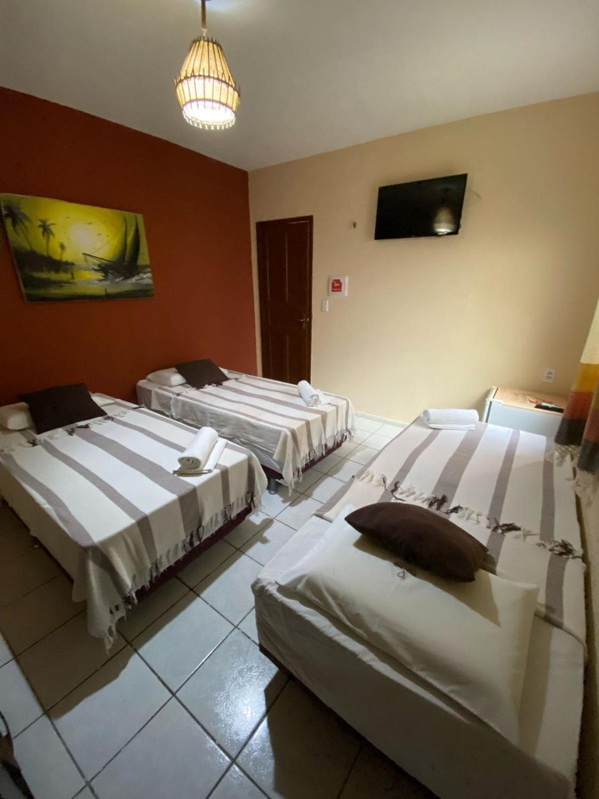 Quarto Triplo com Banheiro Privativo