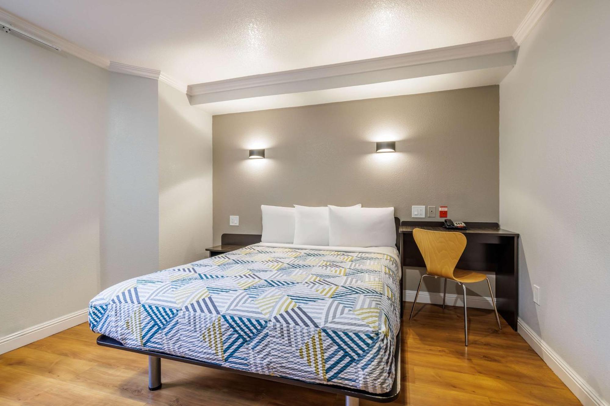 Queen Room - Disability Access - Non-Smoking