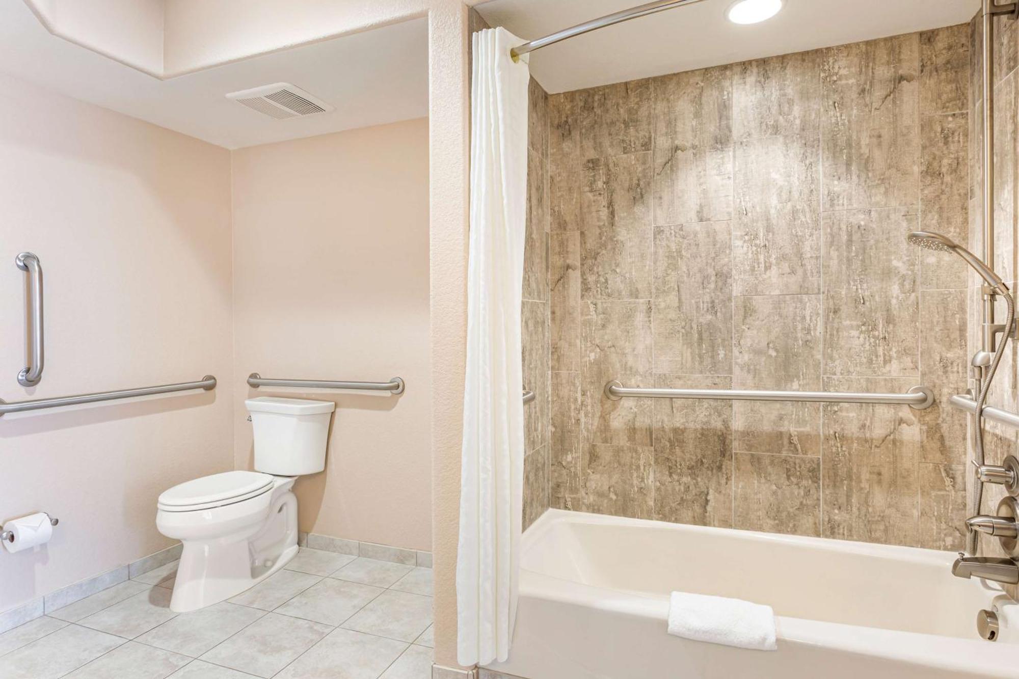 1 BEDROOM 1 KING SUITE ACCESSIBLE TUB