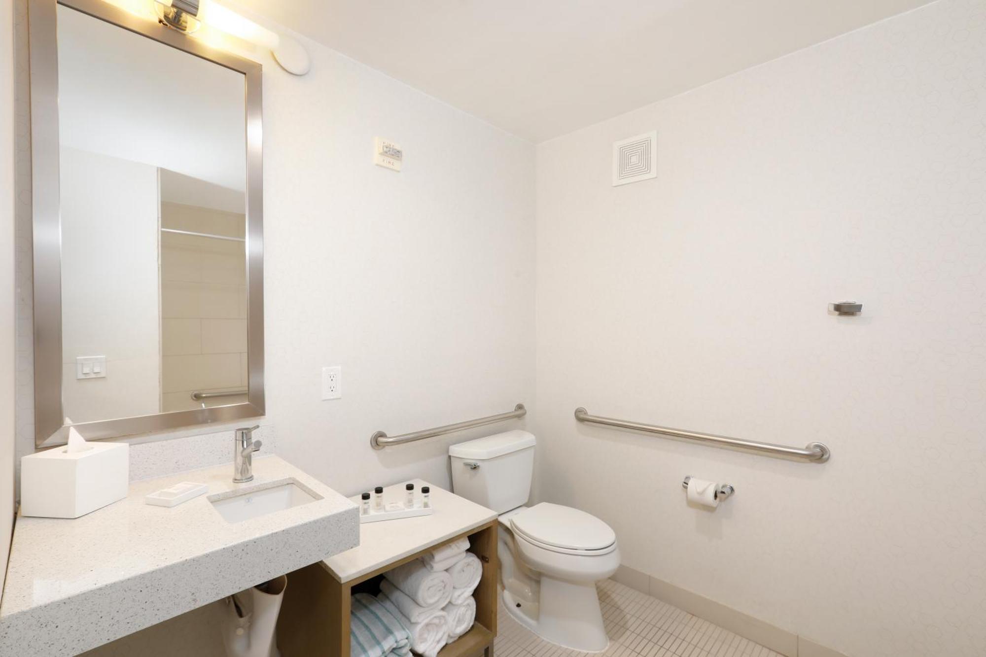 Partial Oceanview 1 King ADA Guestroom