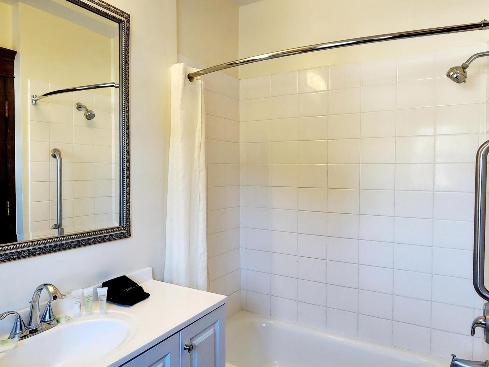 Deluxe Queen Suite