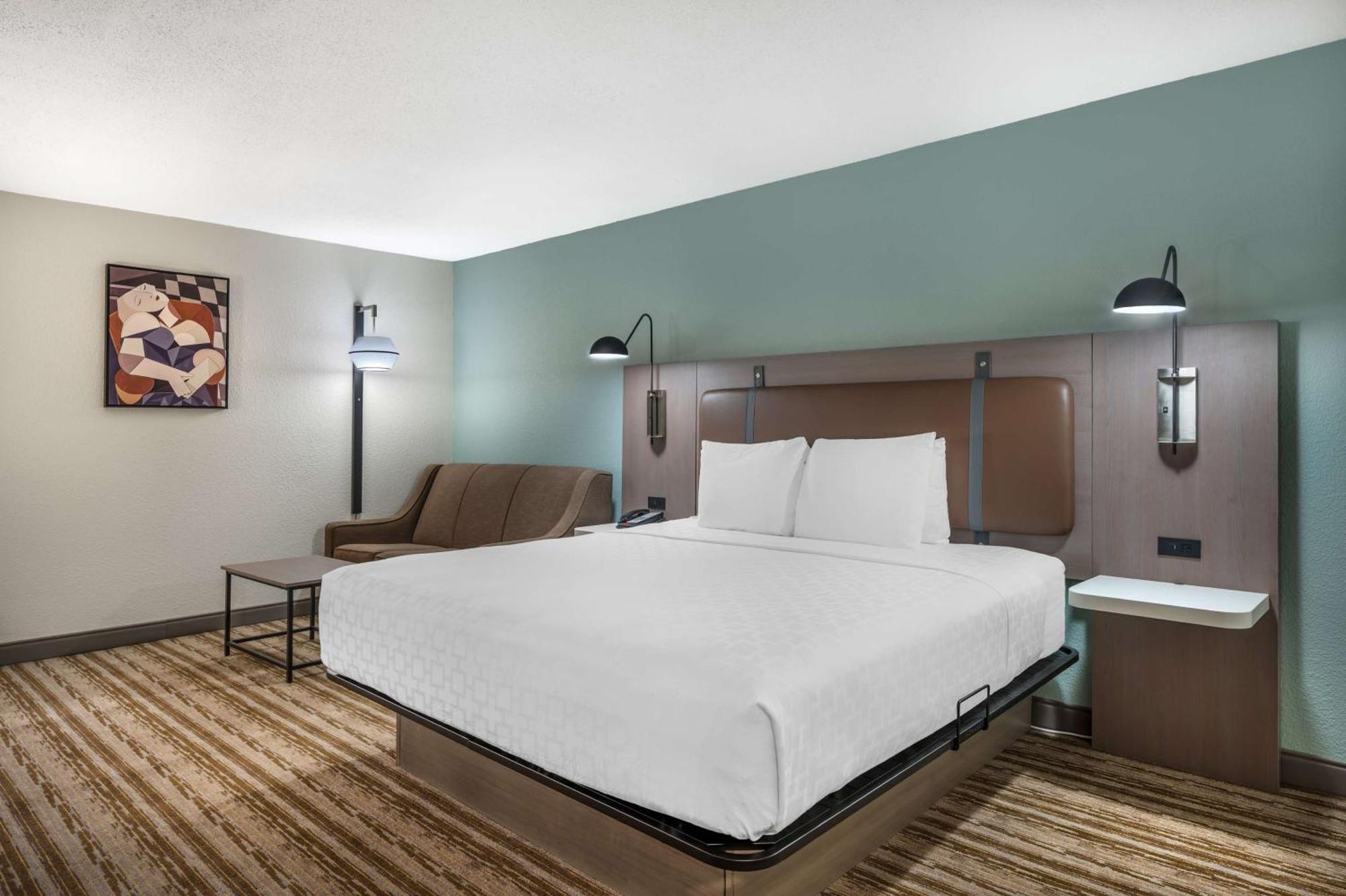 King Room with Walk-In Shower and Sofa Bed - Disability/Non-Smoking