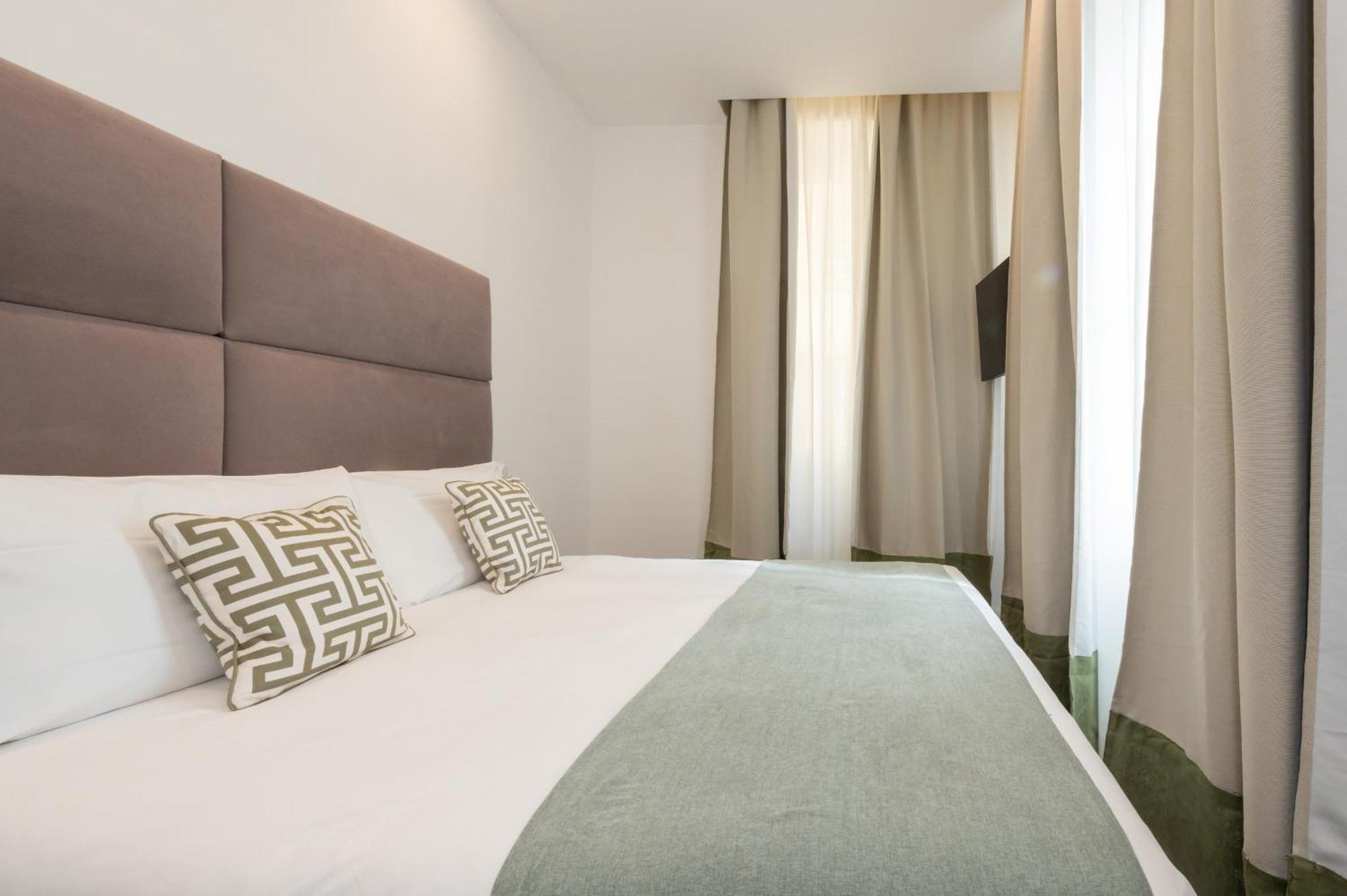Habitación con cama extragrande.