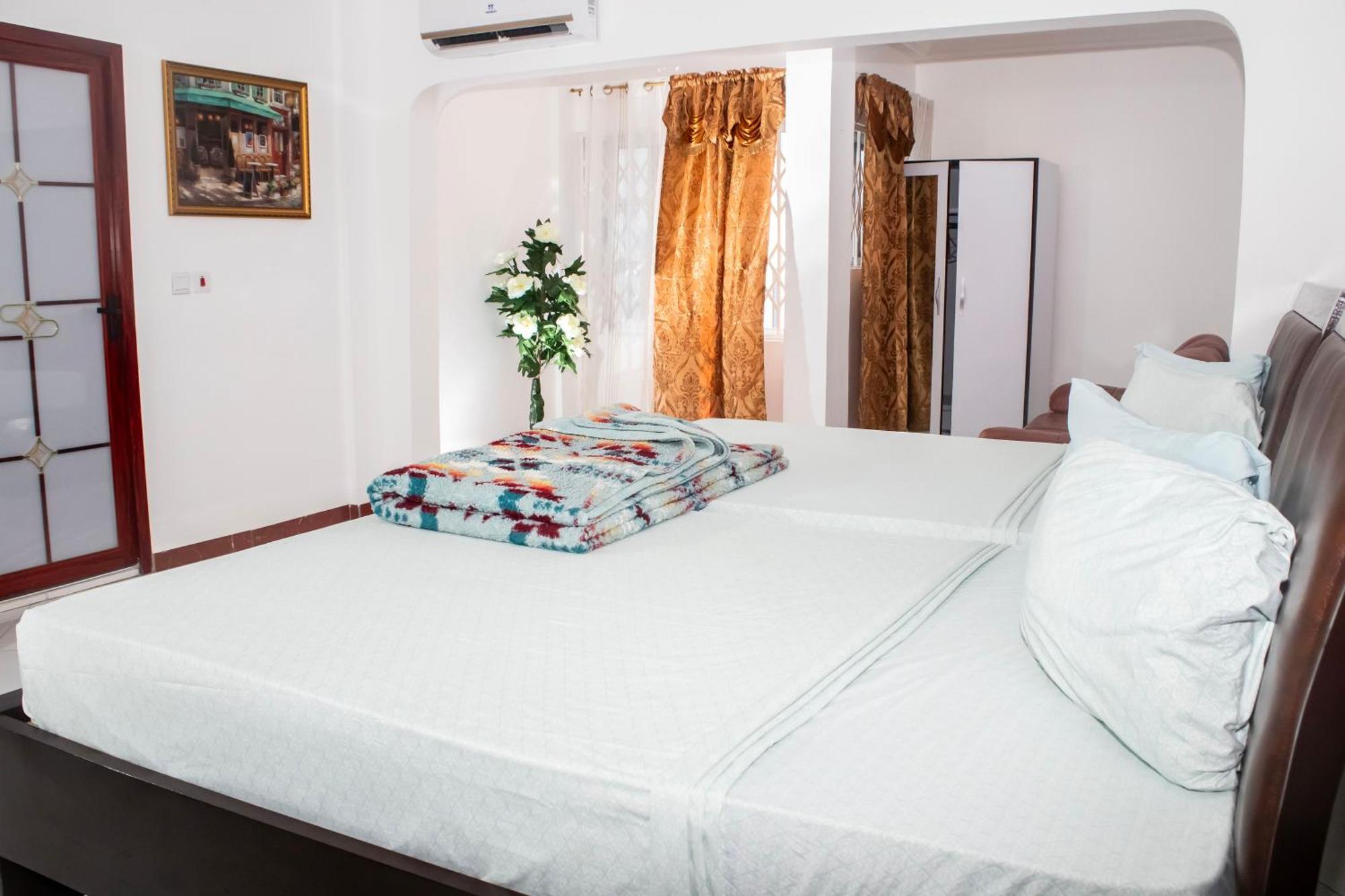 Deluxe Double Room (2 Adults + 1 Child)