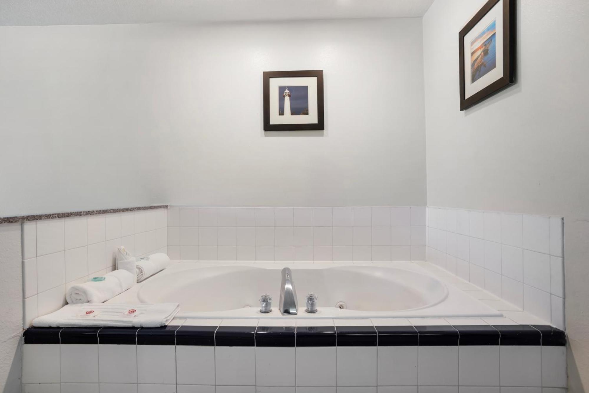 King Suite, 2 - Person Sofabed Whirlpool Tub