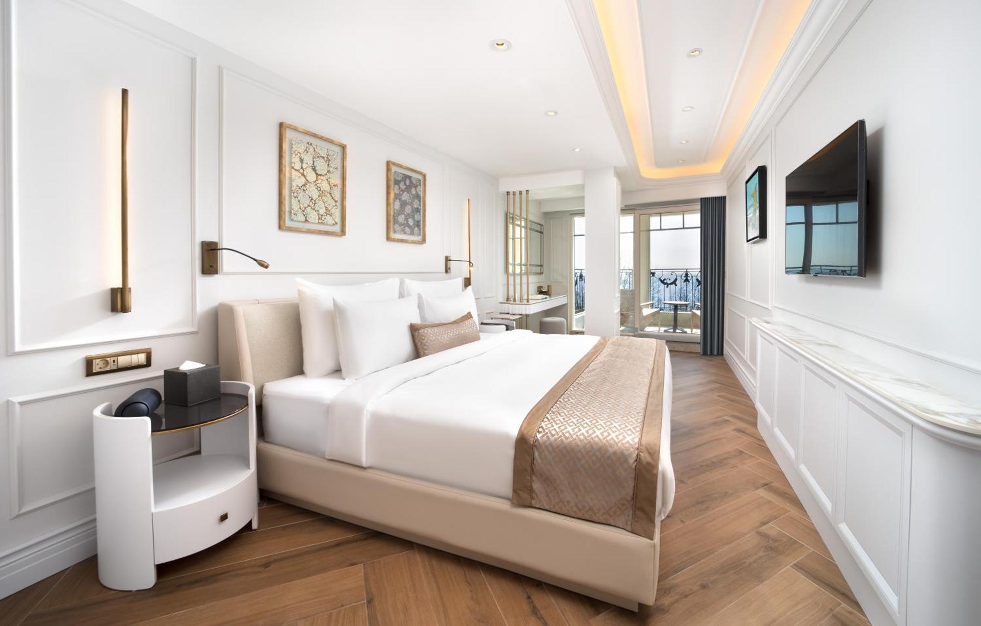 Habitación con cama extragrande y vistas al mar