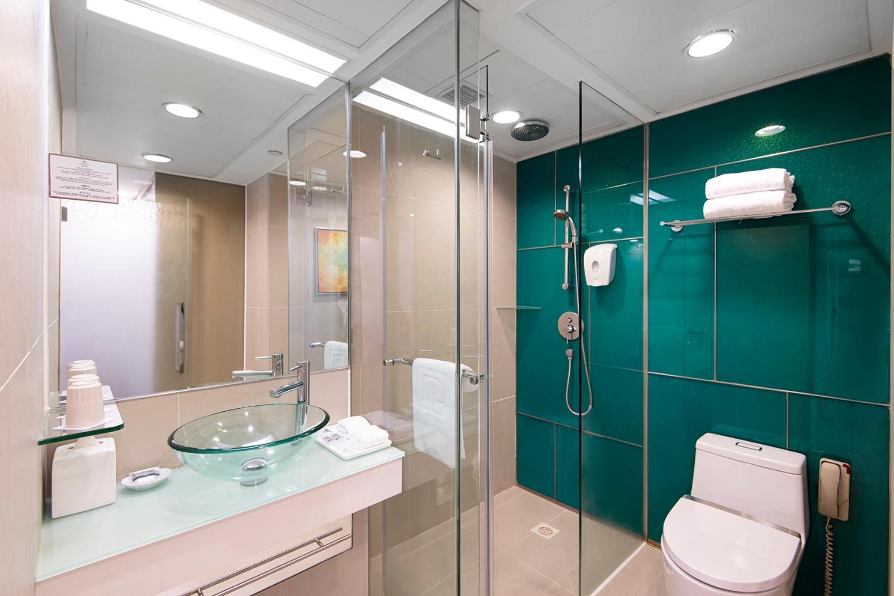 Premier Riverview Queen Queen Room