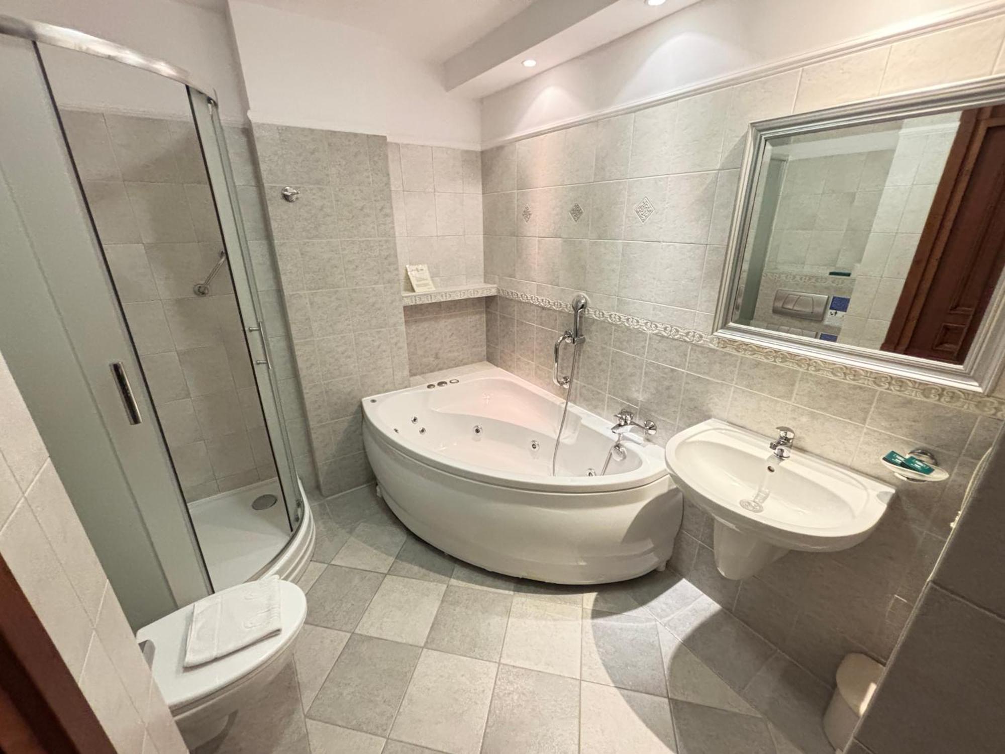 Queen Suite with Spa Bath