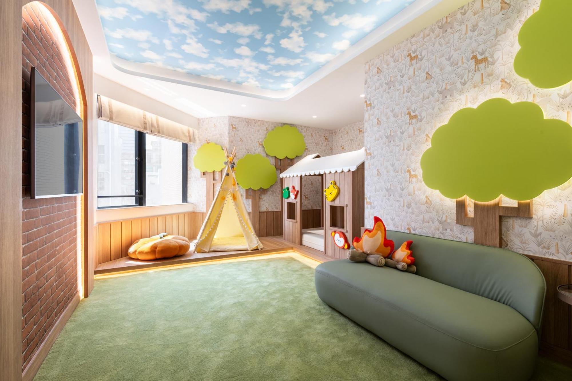 Newly Renovated Garden Theme Suite Queen Bed