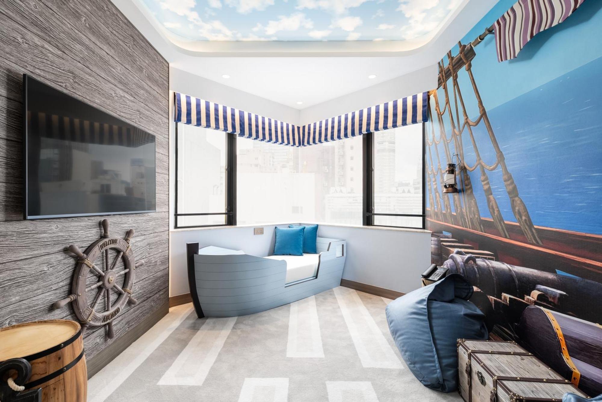 Newly Renovated Pirate Theme Suite Queen Bed