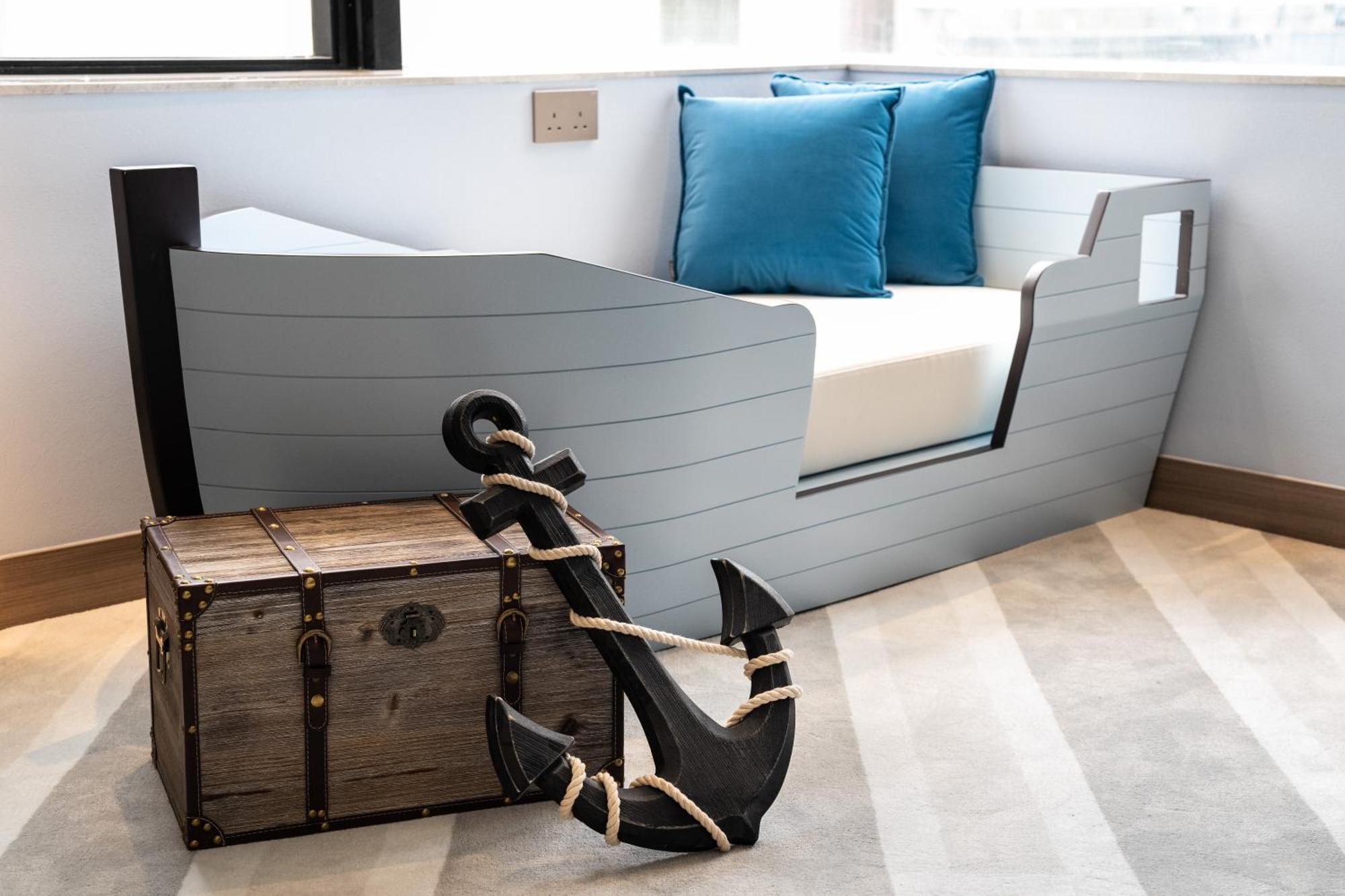 Newly Renovated Pirate Theme Suite Queen Bed