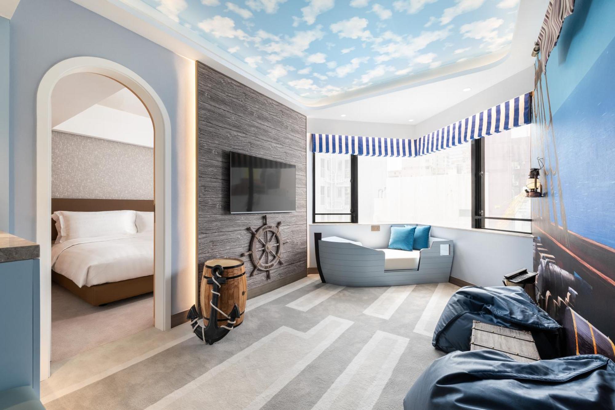 Newly Renovated Pirate Theme Suite Queen Bed