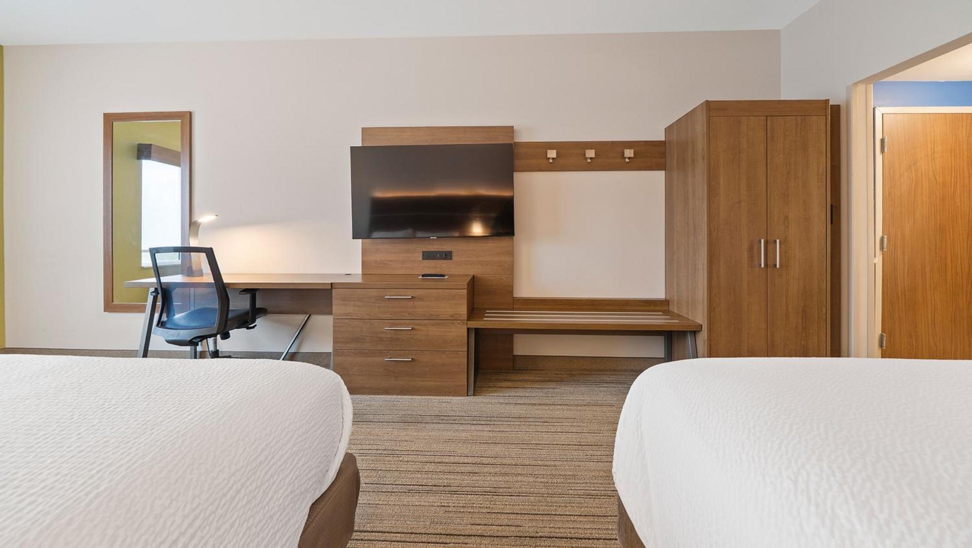 Queen Room with Two Queen Beds and Mobility Accessible Bathtub