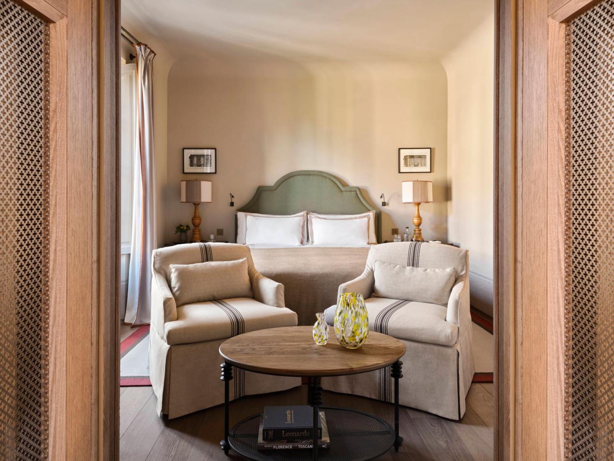 Habitación con cama extragrande.
