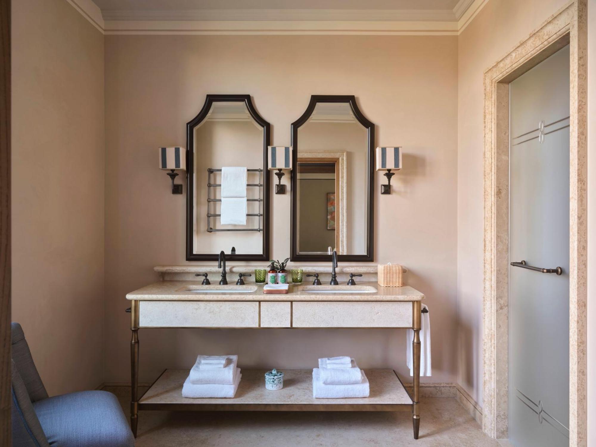 Habitación con cama extragrande y balcón