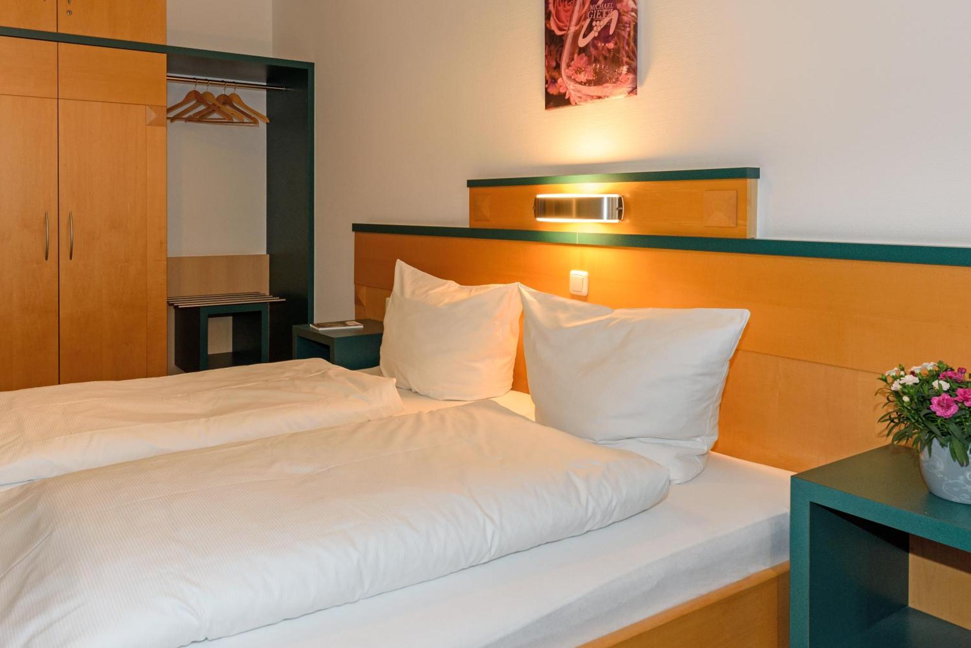 Doppelzimmer mit Balkon (2 Erwachsene + 1 Kind)