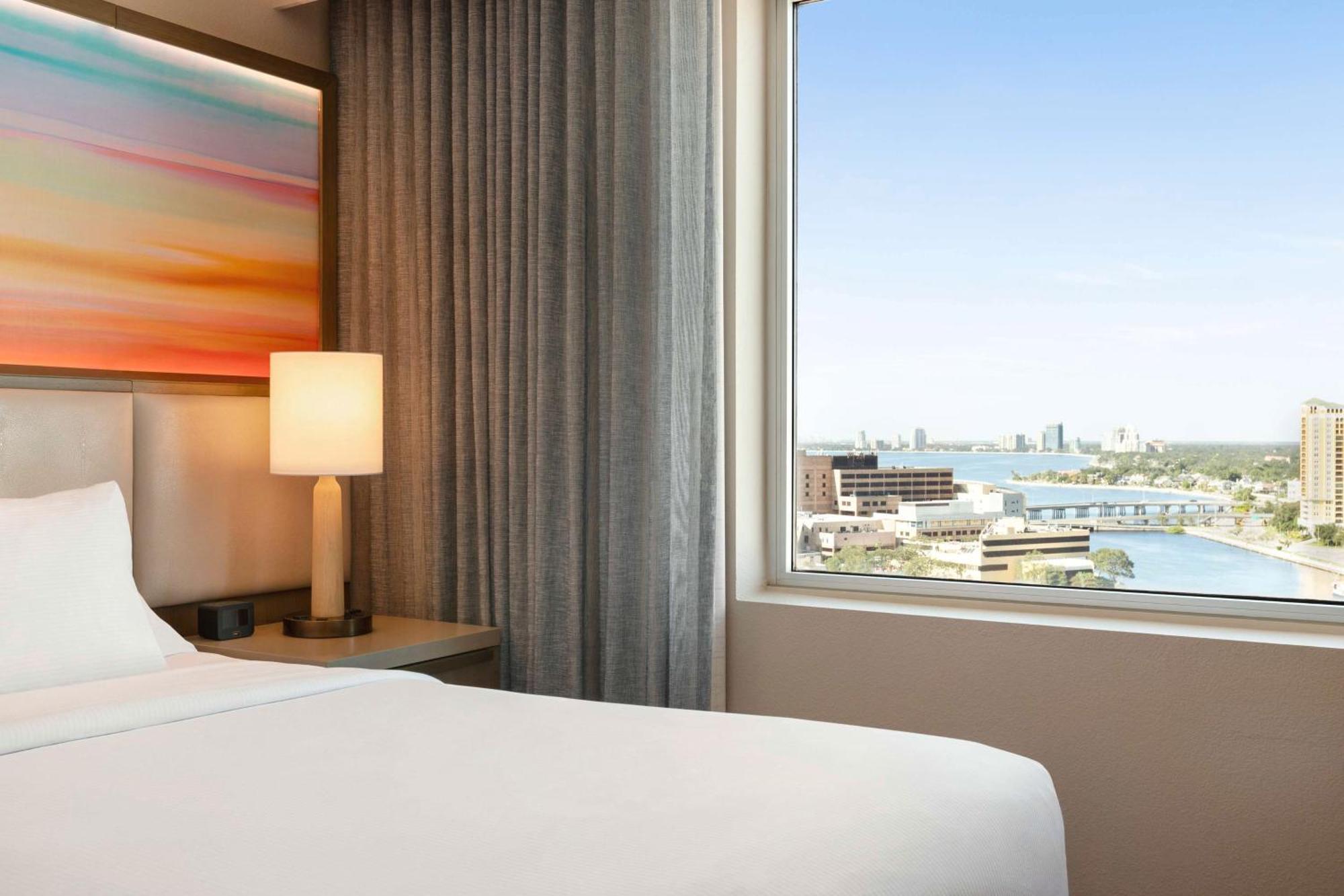 Suite con cama extragrande y vistas al agua - No fumadores