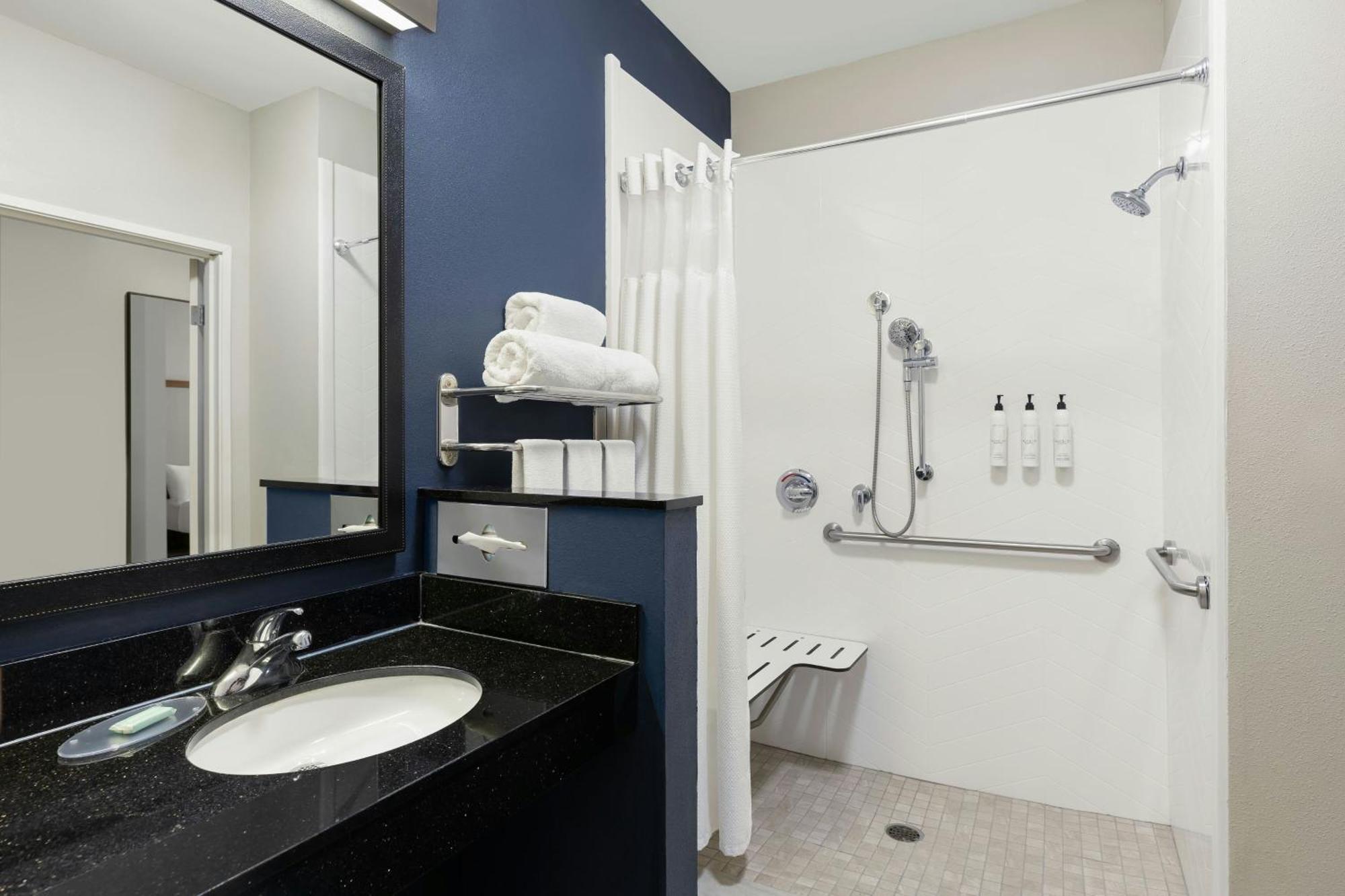 Queen Room with Roll-In Shower - Mobility Access/Hearing Accessible