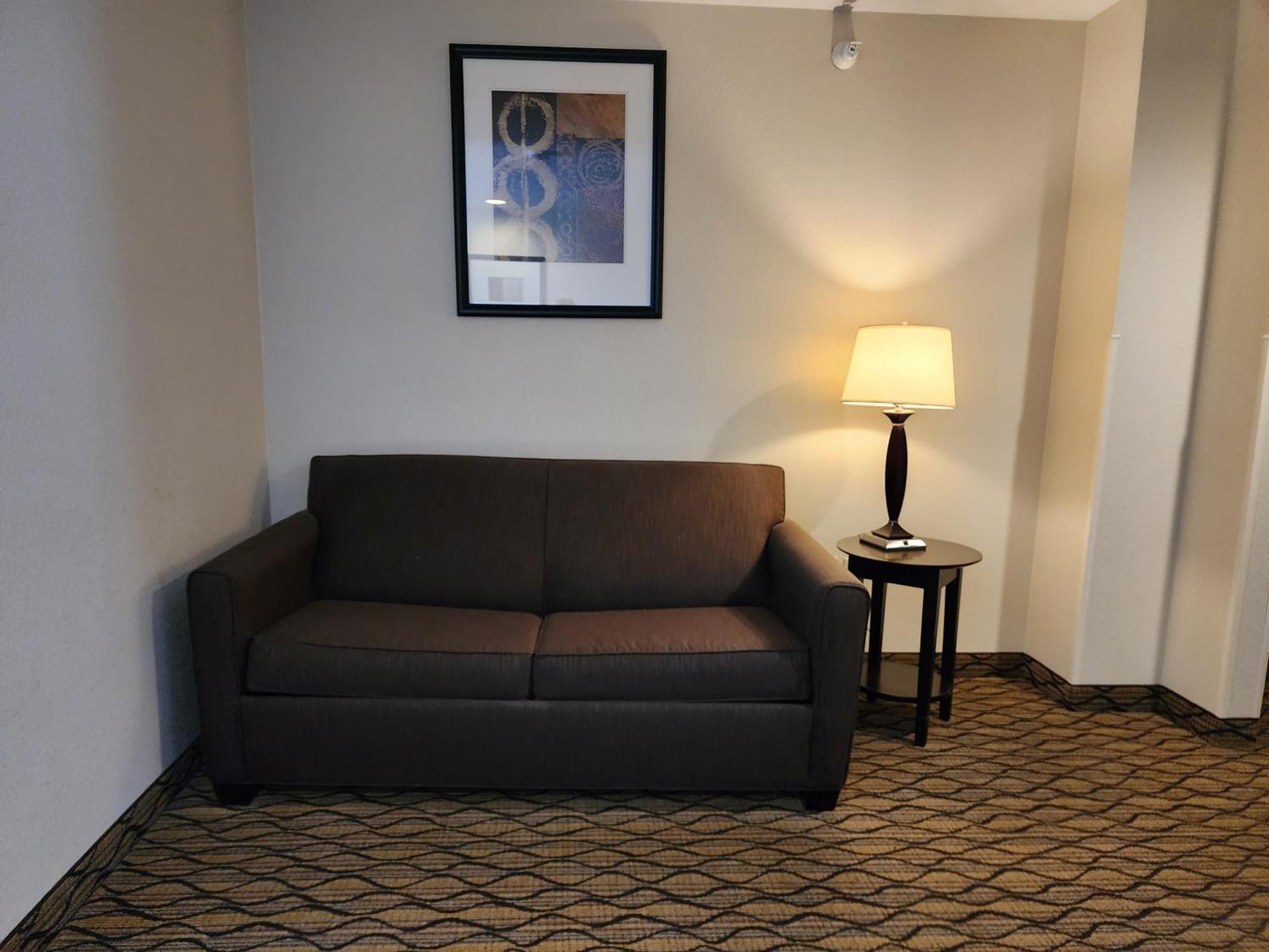 Deluxe Queen Suite