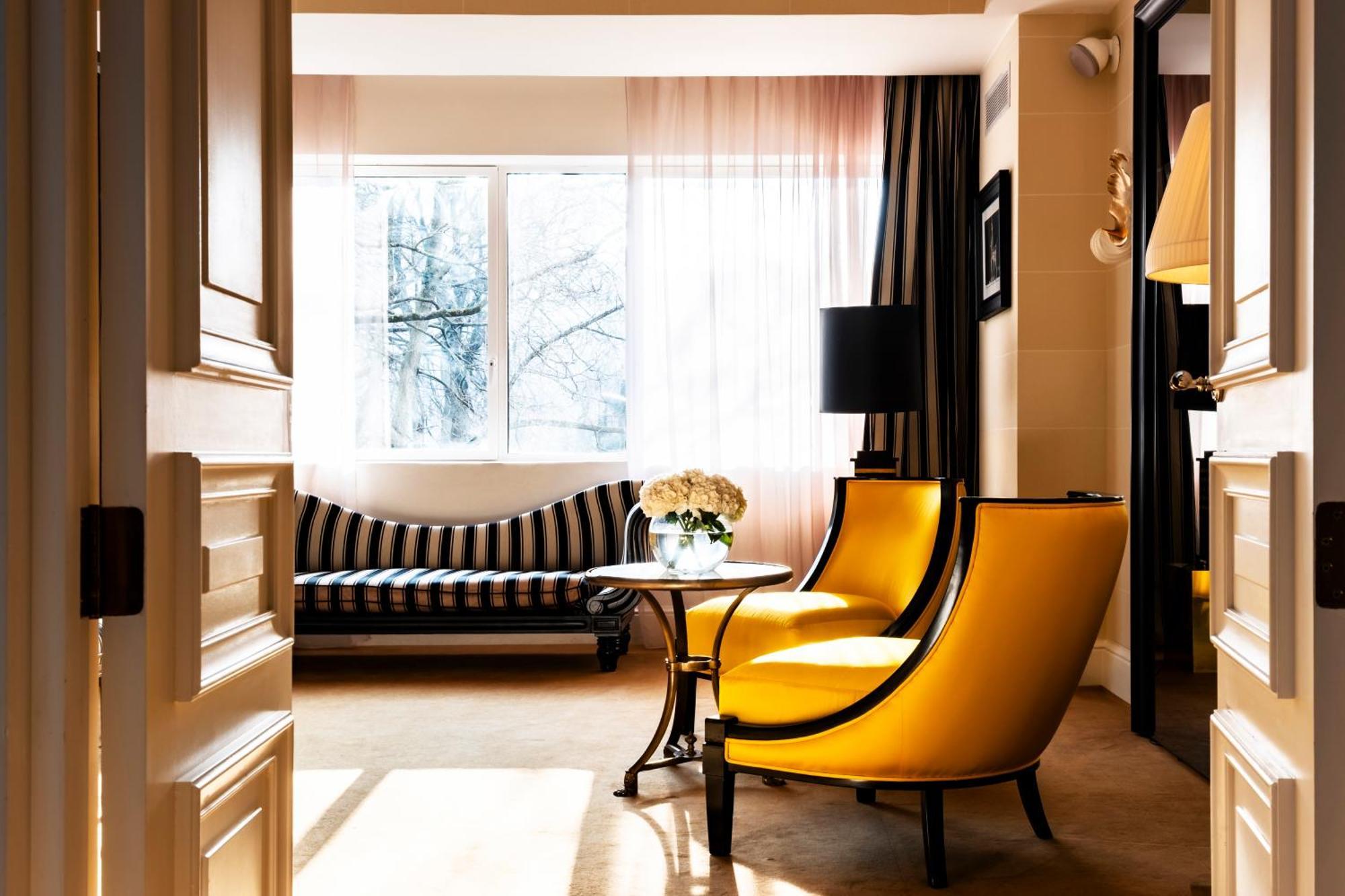 Parisian Suite 1 King Sofa bed Garden View