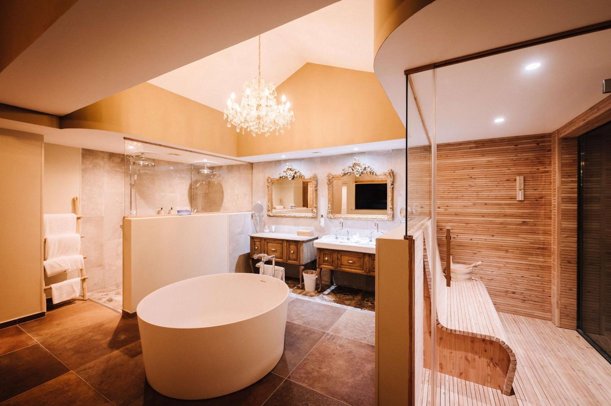 King Suite with Two Hot Tubs