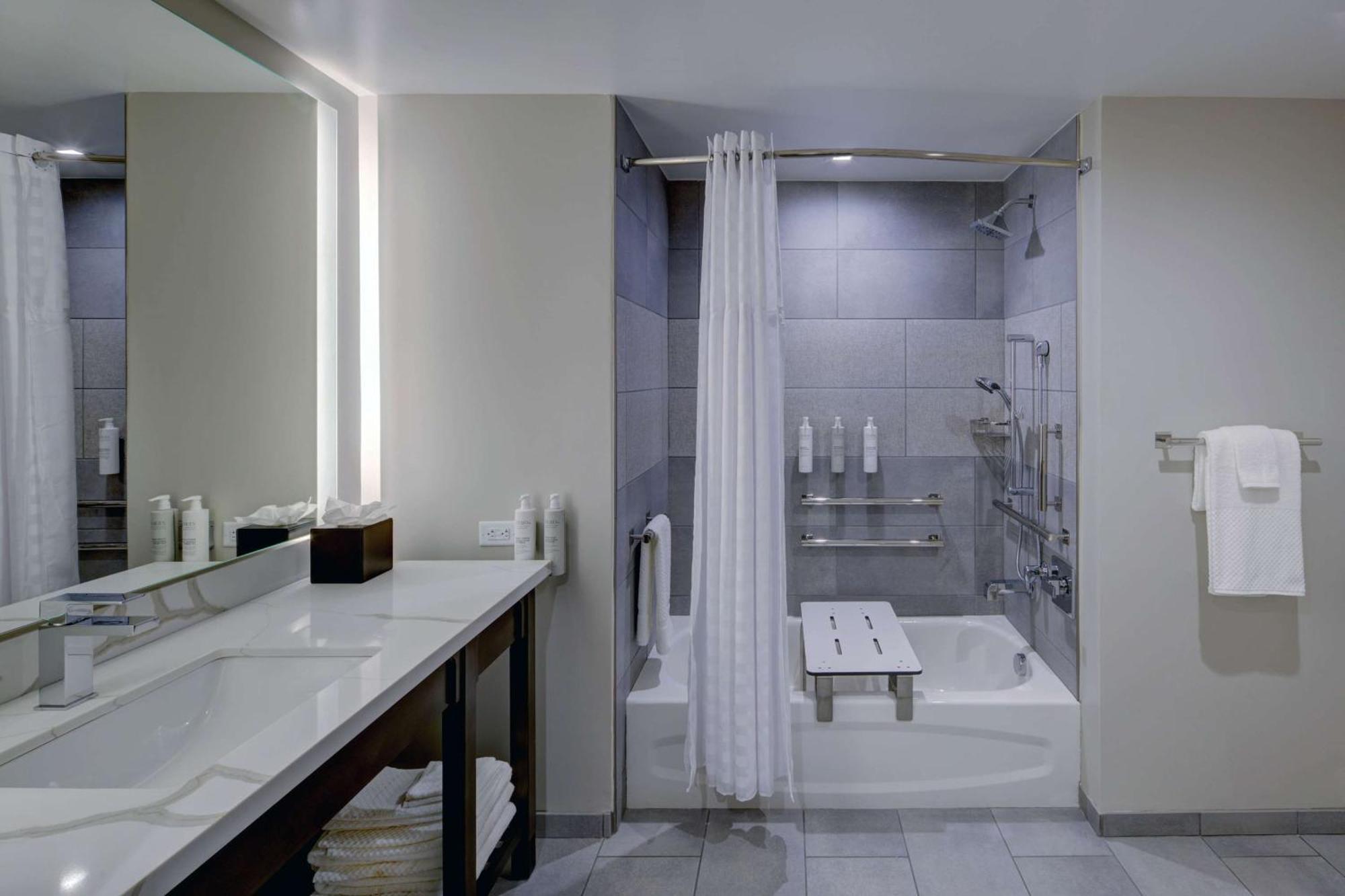 Suite con 2 dependencias, cama extragrande y bañera - Adaptada para personas con movilidad reducida