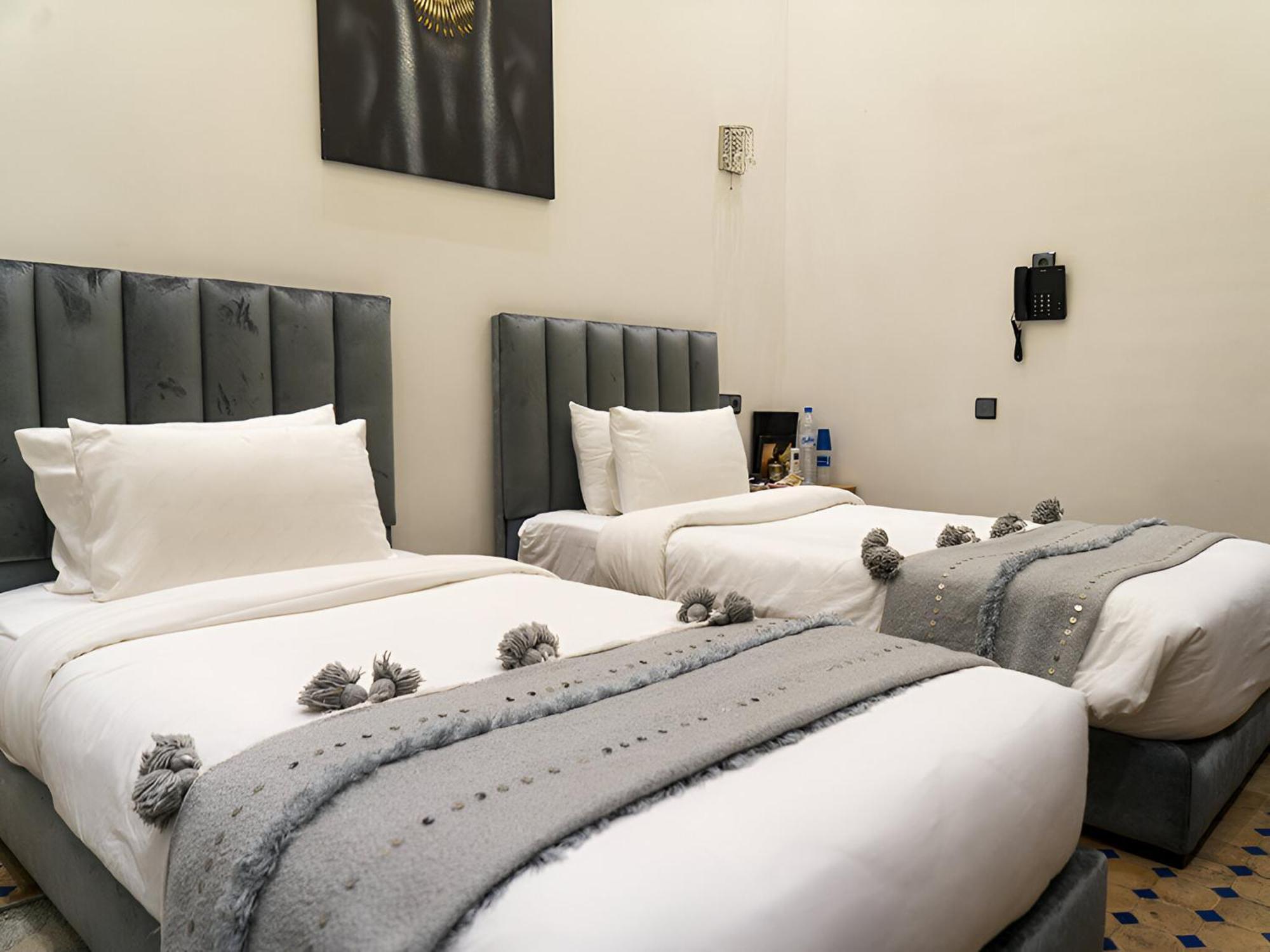 Habitación con cama extragrande.