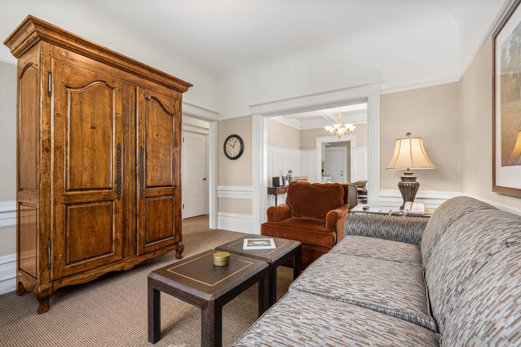 Deluxe One-Bedroom Apartment