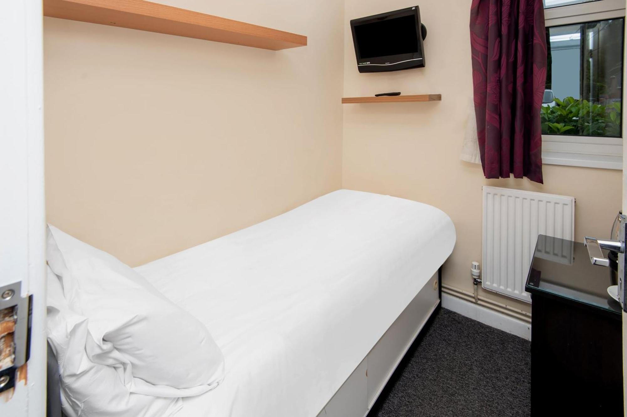 Compact Single Room with Shared Bathroom