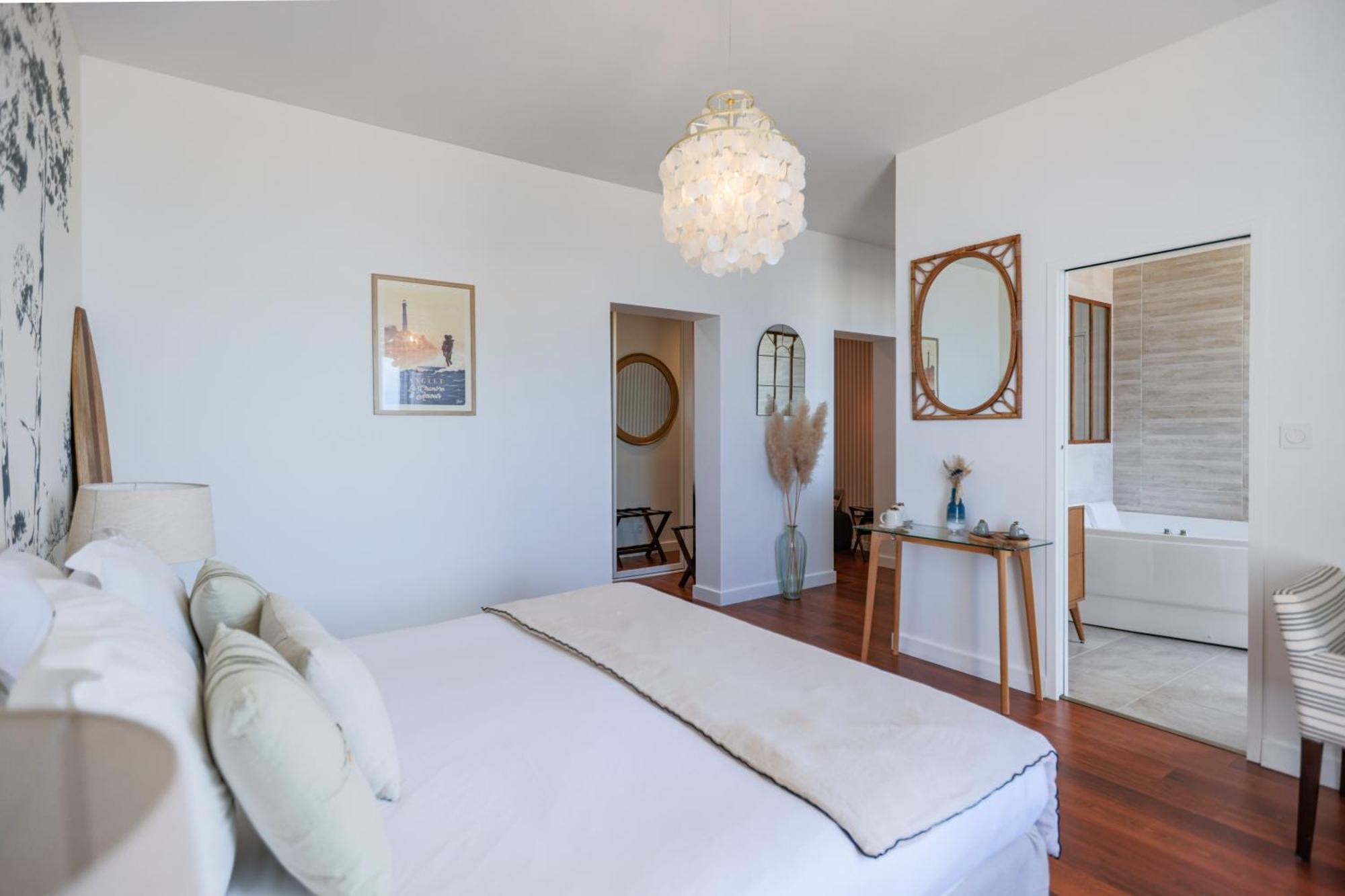 Suite con cama extragrande y vistas al mar