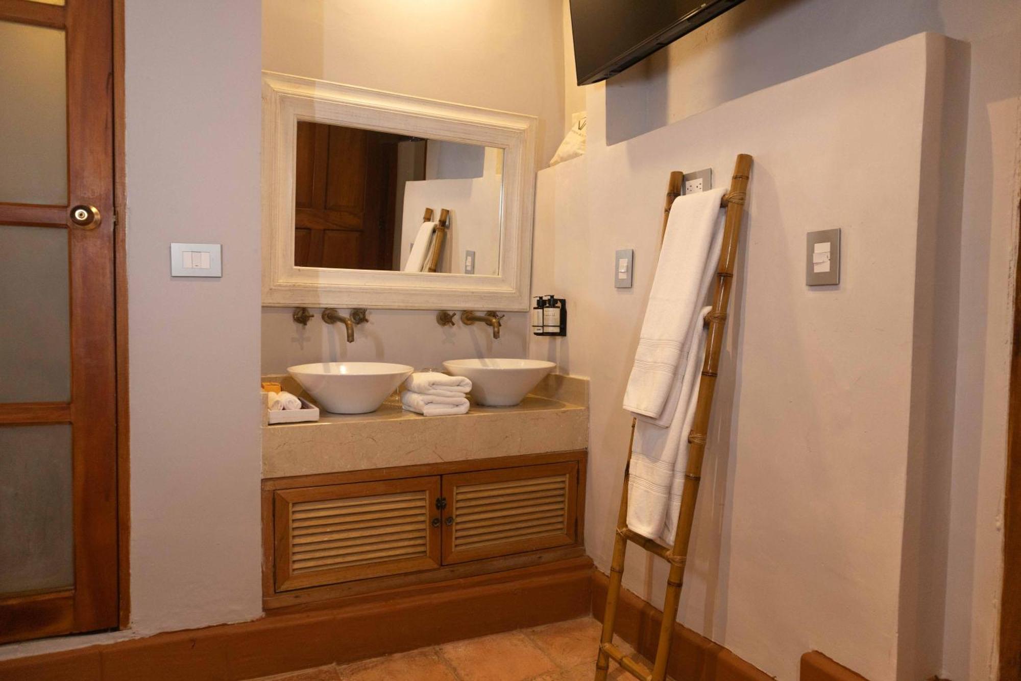 2 Bedroom Suite -1 King , 1 Queen