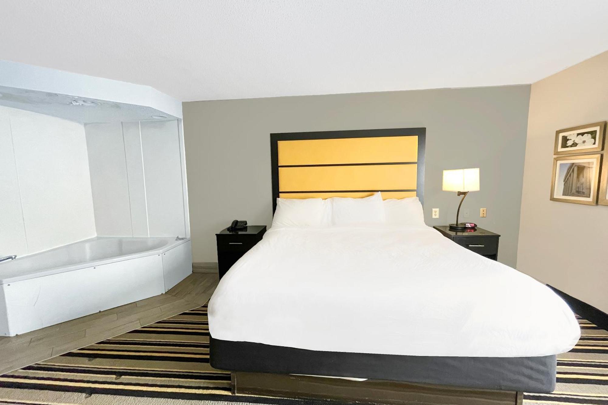 1 Bedroom Suite with Jetted Tub
