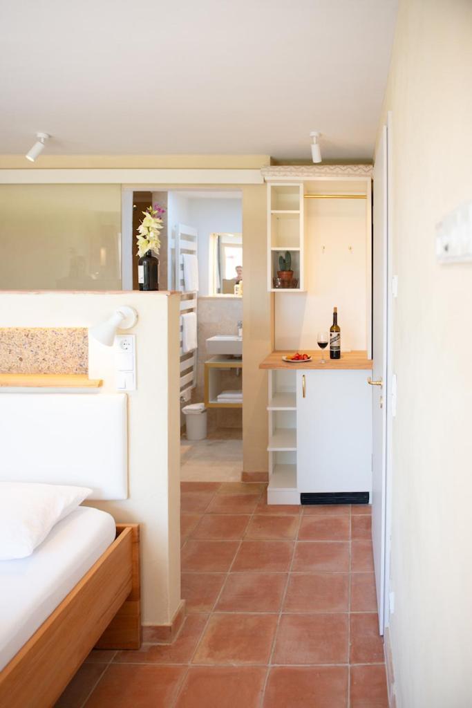 Zimmer mit Kingsize-Bett und Gartenblick.