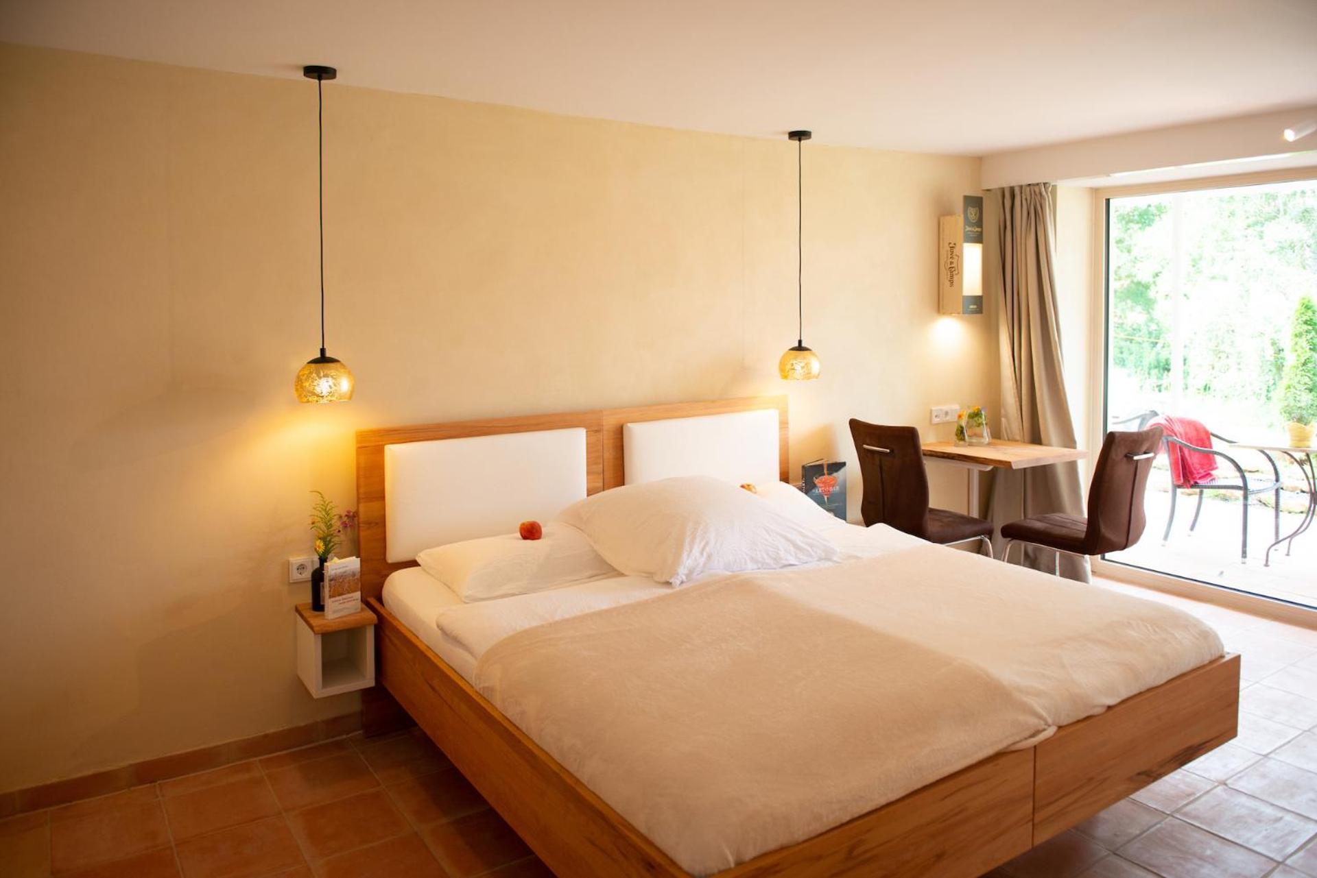 Doppel-/Zweibettzimmer mit eigener Terrasse