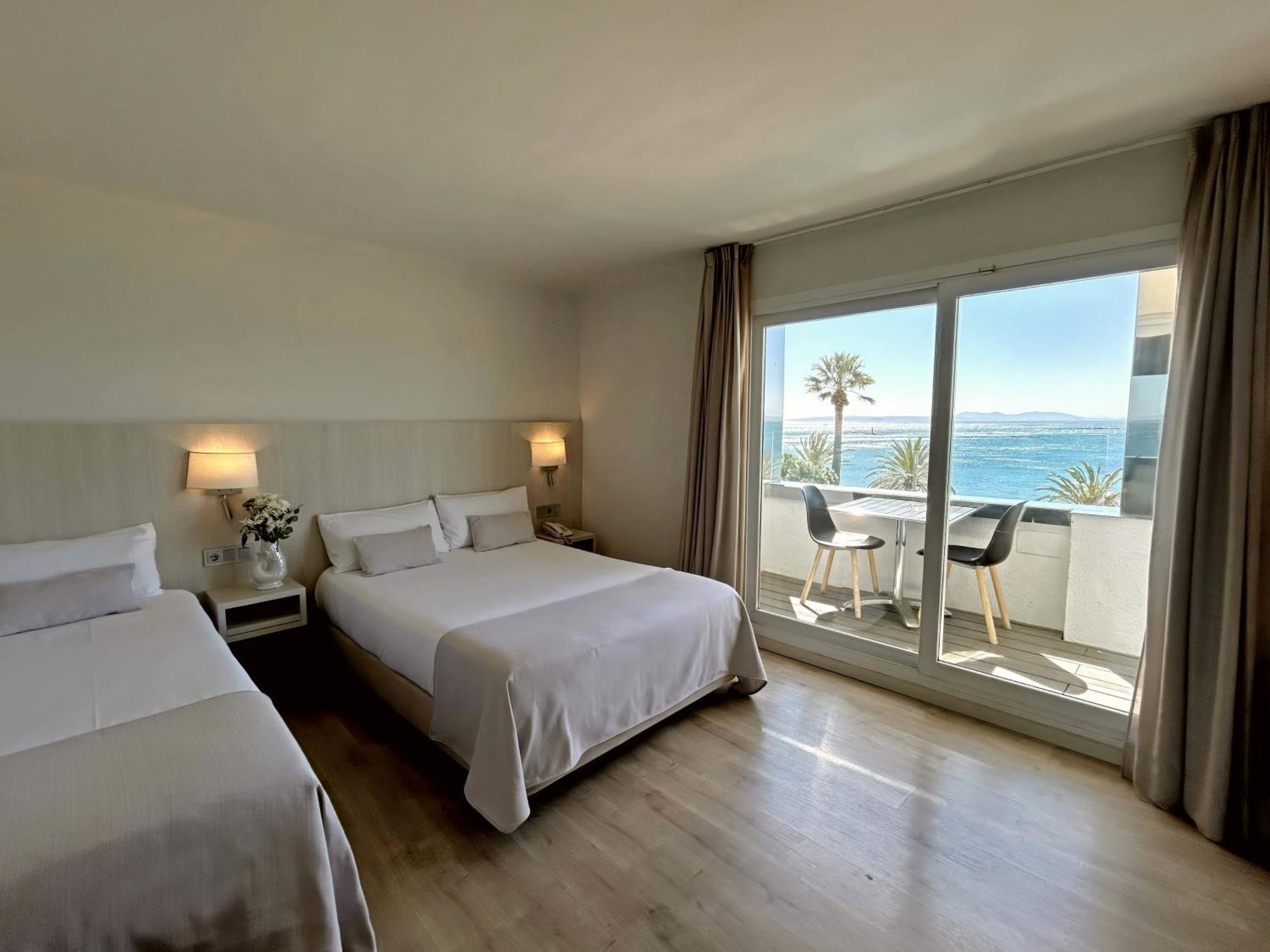Dreibettzimmer mit eingeschränktem Meerblick