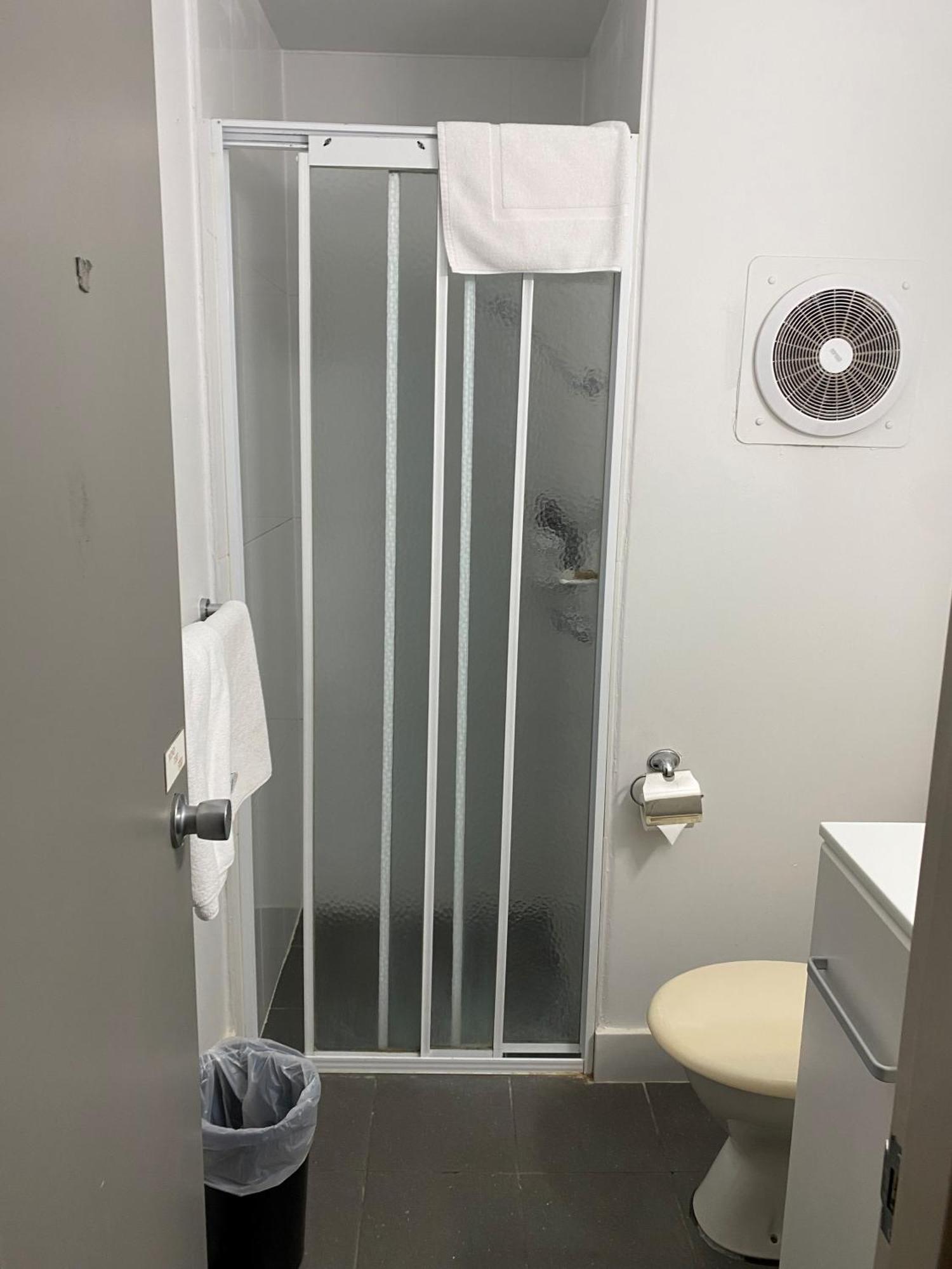 Hotel Room,1658752693:JPEG